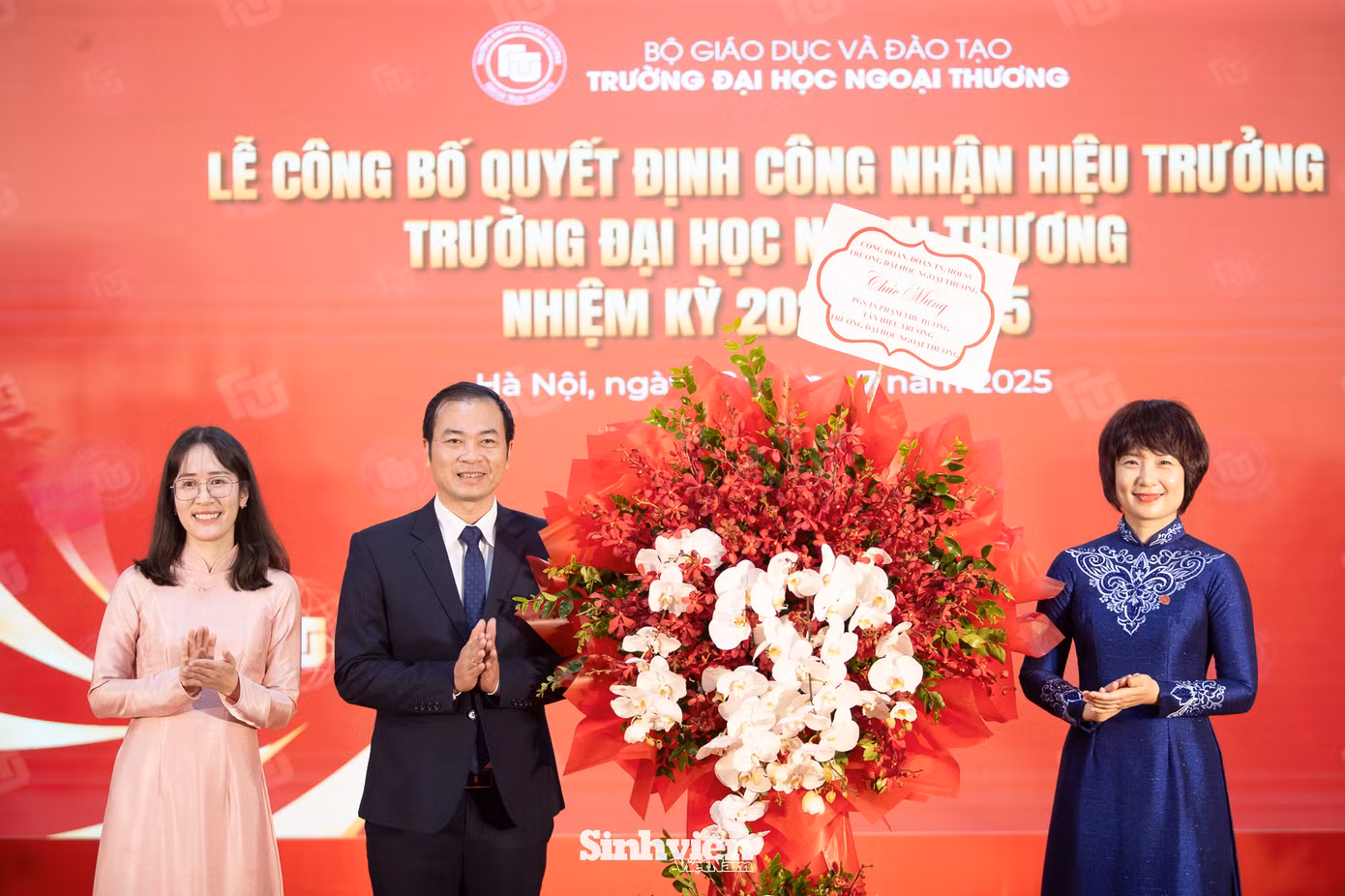 Các lãnh đạo cấp trên và tập thể lãnh đạo Nhà trường tặng hoa chúc mừng tân hiệu trưởng.