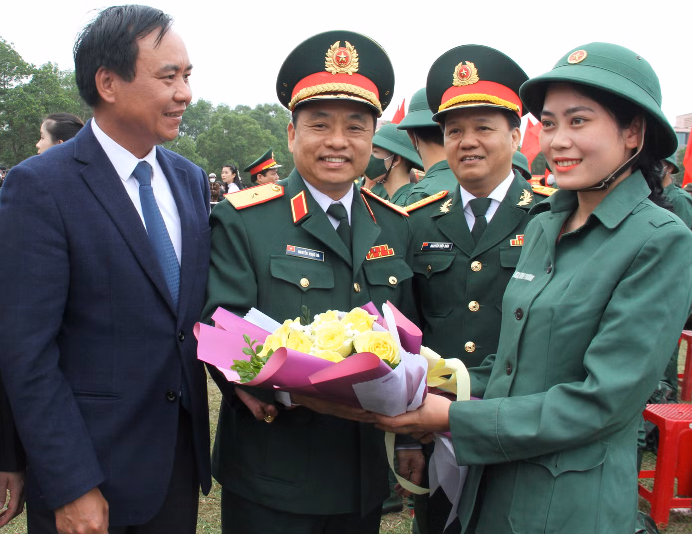 Lãnh đạo tỉnh Quảng Trị và Quân khu 4 tặng hoa nữ tân binh Trần Thị Huyền Trang.