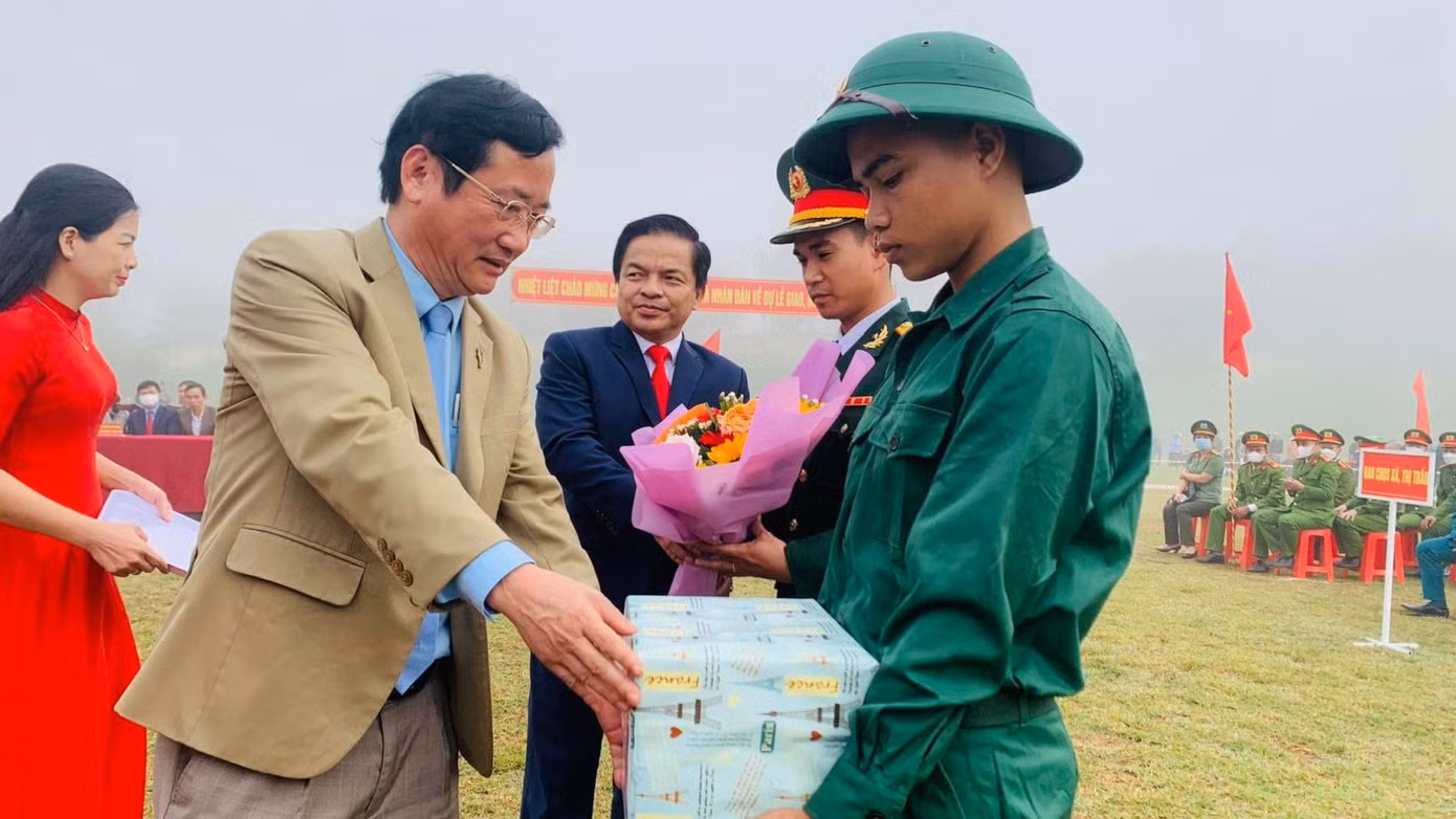 Trưởng Ban Tuyên giáo Tỉnh ủy Quảng Trị Hồ Đại Nam và lãnh đạo huyện Hướng Hóa tặng hoa, quà cho các tân binh.
