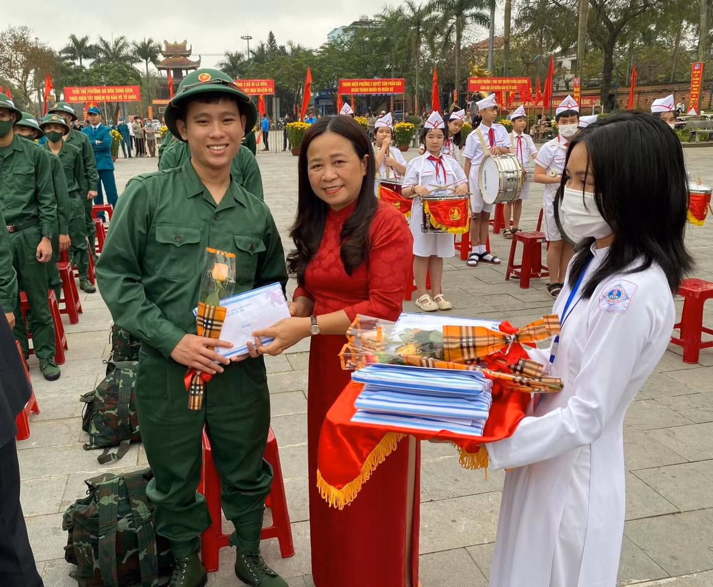 Trưởng Ban Dân vận Tỉnh ủy Quảng Trị Lê Thị Lan Hương tặng hoa tân binh ở thị xã Quảng Trị.