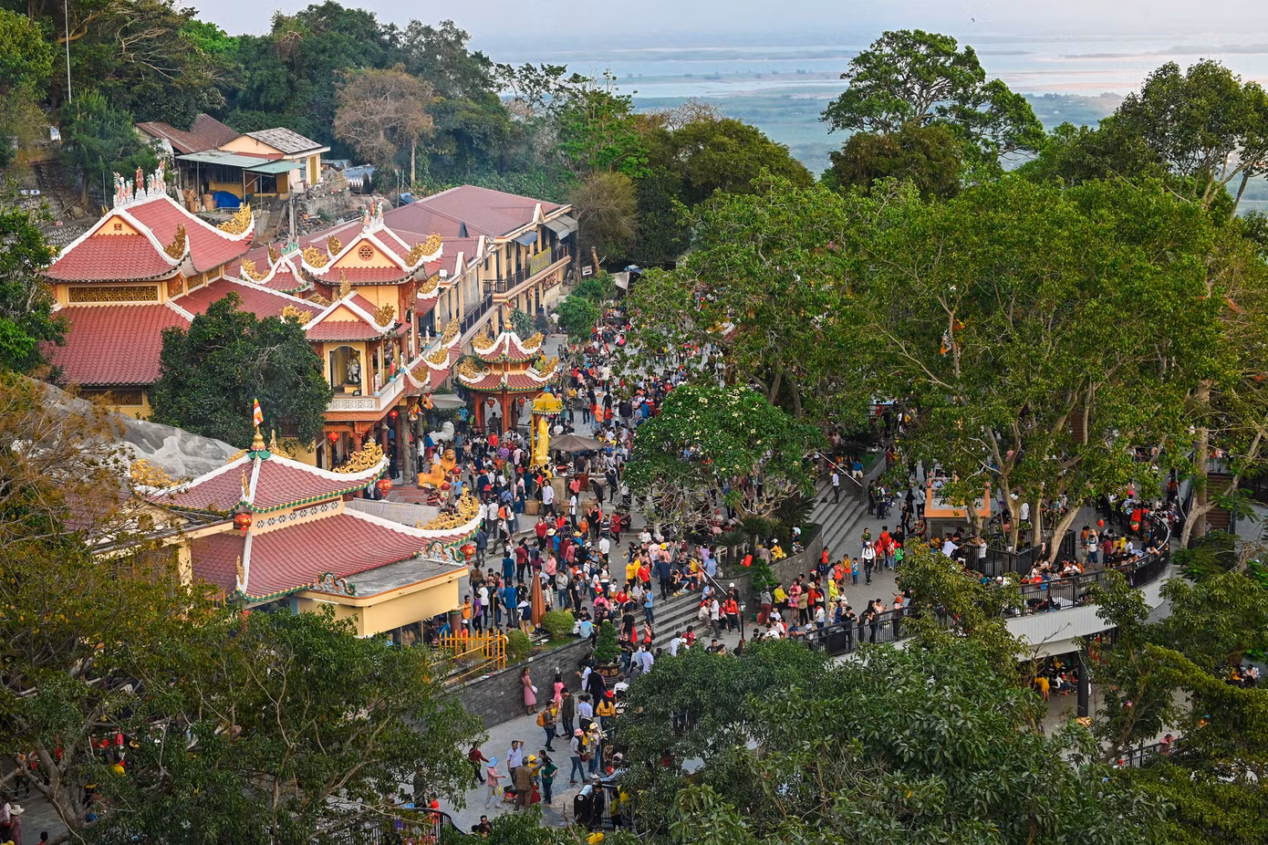 Chùa trên núi Bà Đen
