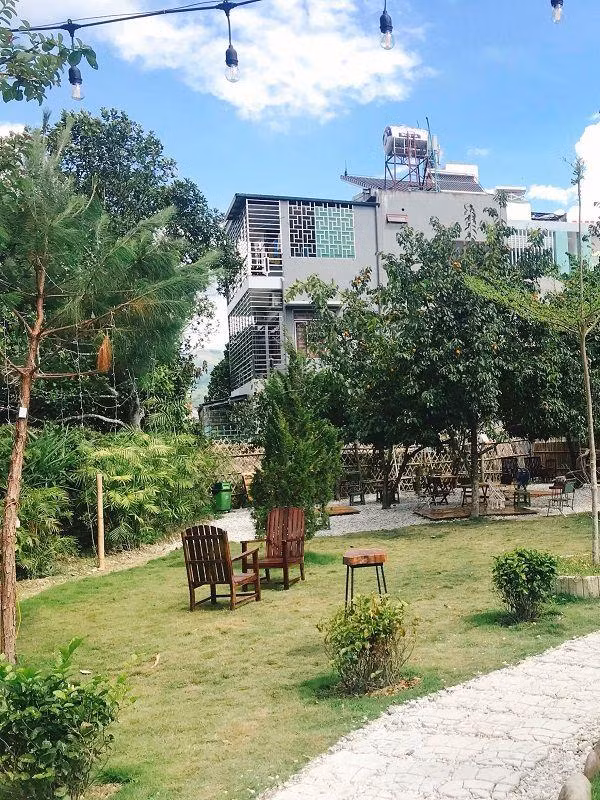 Nền cỏ xanh mướt nơi ta có thể ngồi lại nhâm nhi ly nước hay ngồi trò chuyện với cỏ cây.