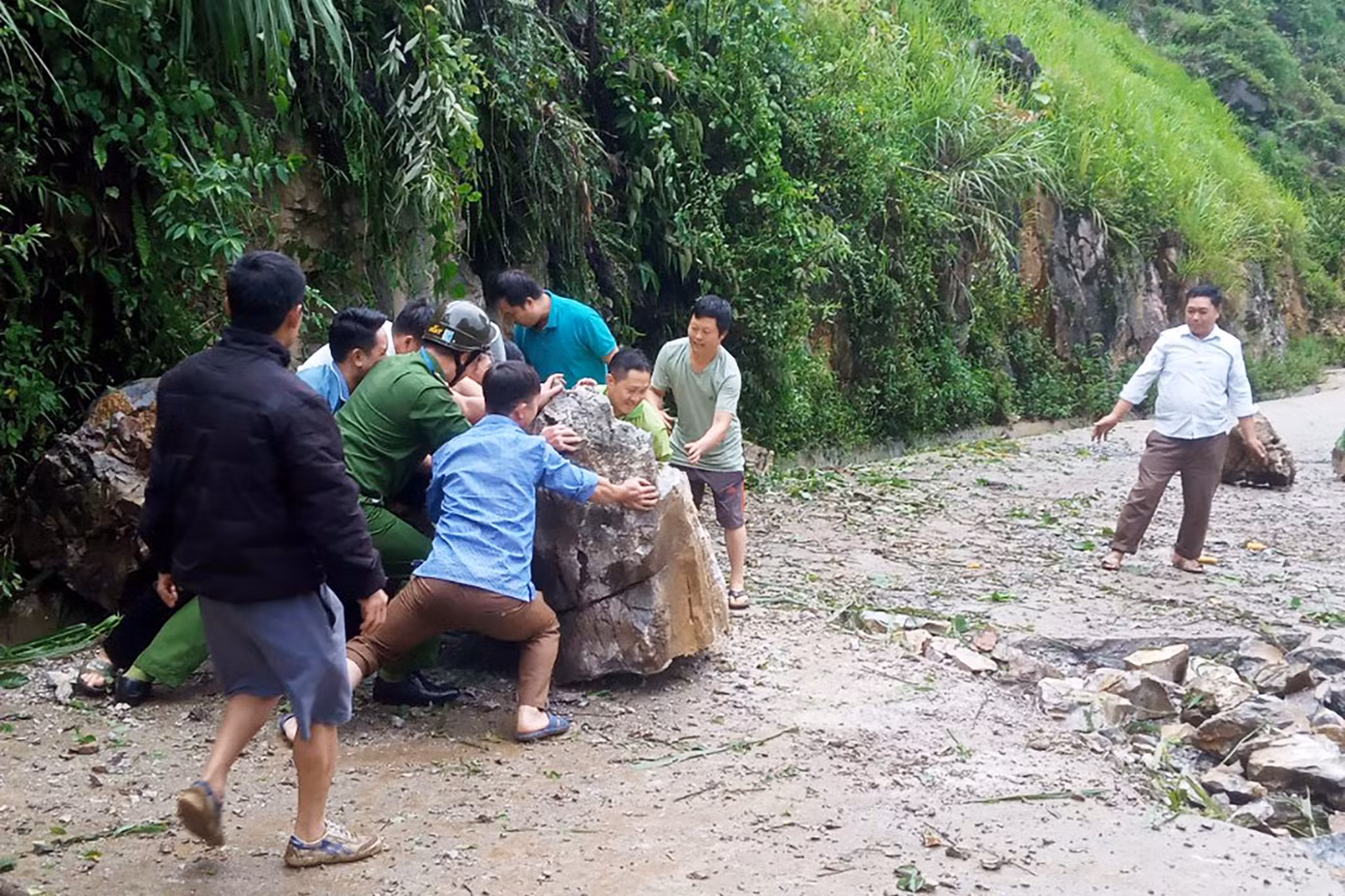 Lực lượng Công an cùng người dân dọn dẹp hiện trường. Ảnh: CACC