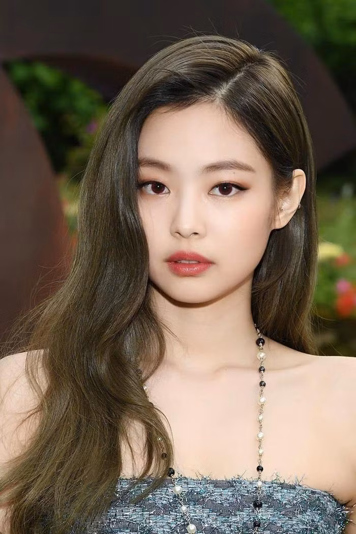 Jennie bị tụt xuống hạng 2. Jennie bị tụt xuống hạng 2.