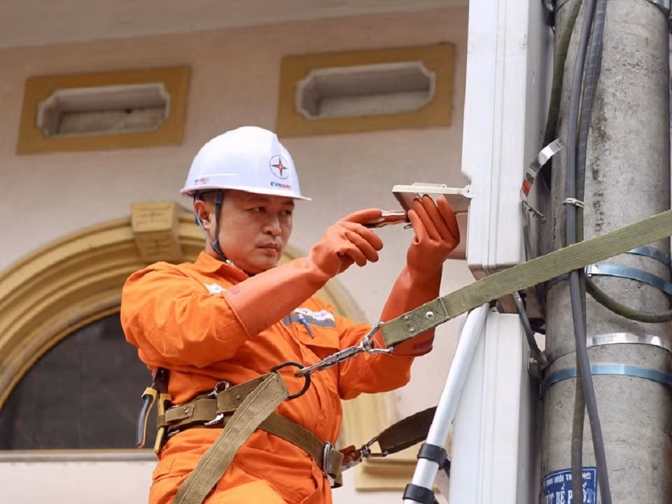 Công nhân ngành điện ở Văn Lãng (Lạng Sơn) thay thế công tơ điện