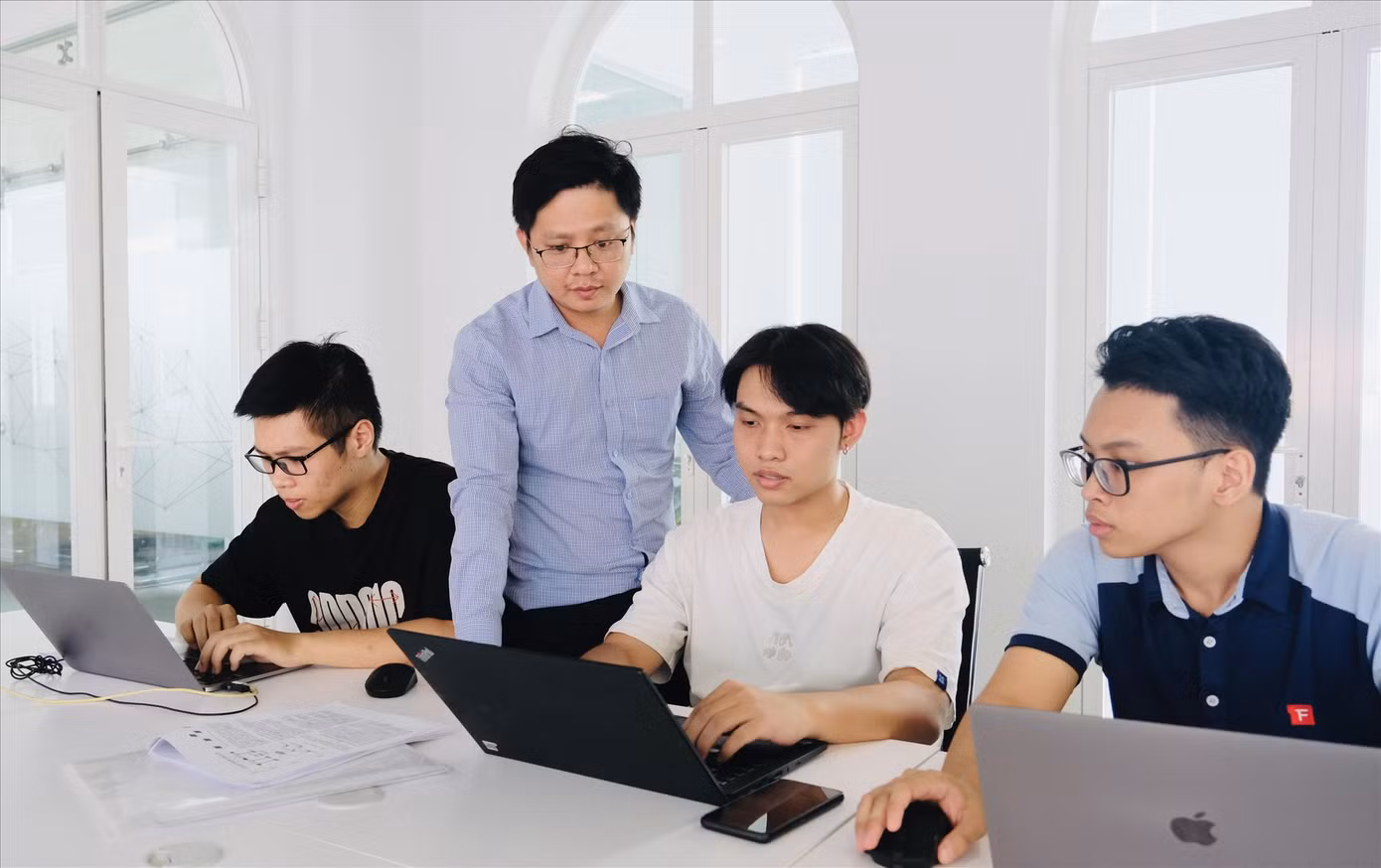 TS Trịnh Văn Chiến, giảng viên trường Công nghệ thông tin và Truyền thông (ĐH Bách khoa Hà Nội) hướng dẫn sinh viên nghiên cứu khoa học.