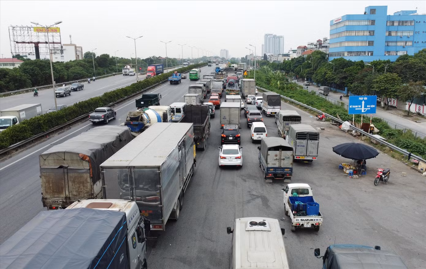 Lo ngại ùn tắc kéo dài nếu cùng đóng cầu Thanh Trì, Nhật Tân để kiểm định. Ảnh: Anh Trọng
