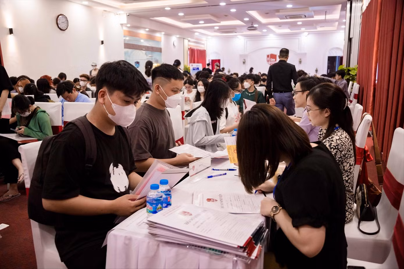 Sinh viên làm thủ tục nhập học năm học mới 2023 - 2024