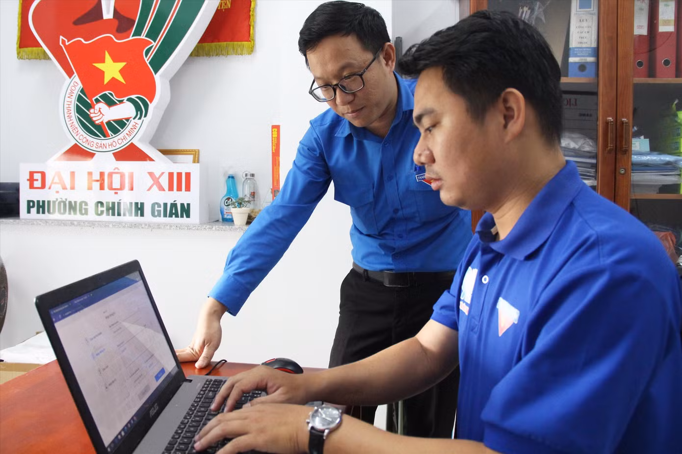 Anh Lê Trình (đứng), Bí thư Đoàn phường Chính Gián, quận Thanh Khê, Đà Nẵng, chia sẻ kinh nghiệm về cách xây dựng trang Zalo chính chủ cho đơn vị bạn. Ảnh: Giang Thanh