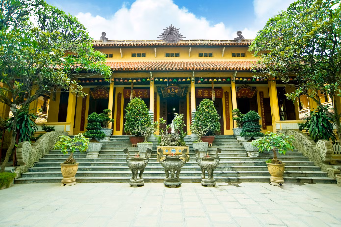 Ngôi chánh điện chùa Quán Sứ