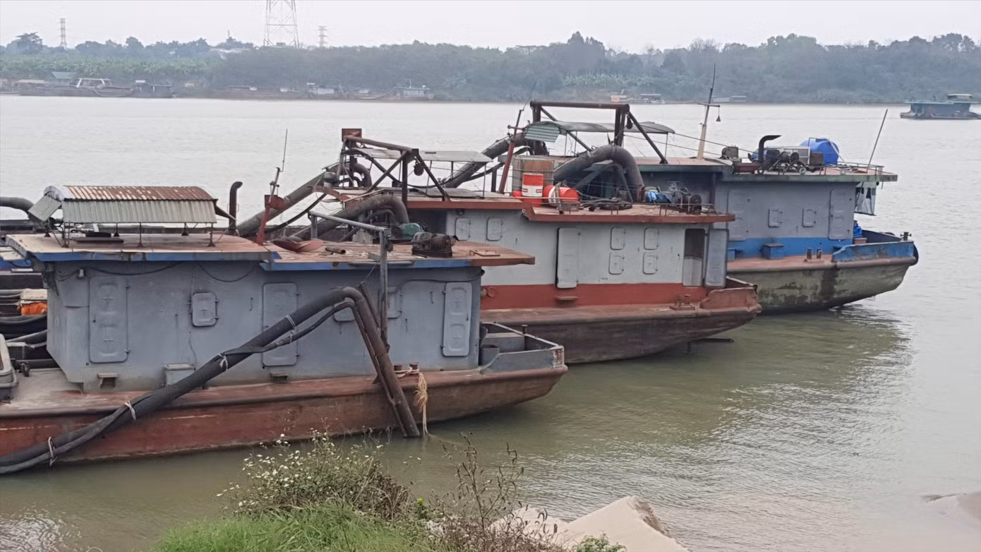Những con tàu không biển kiểm soát nằm chờ cạnh bãi cát