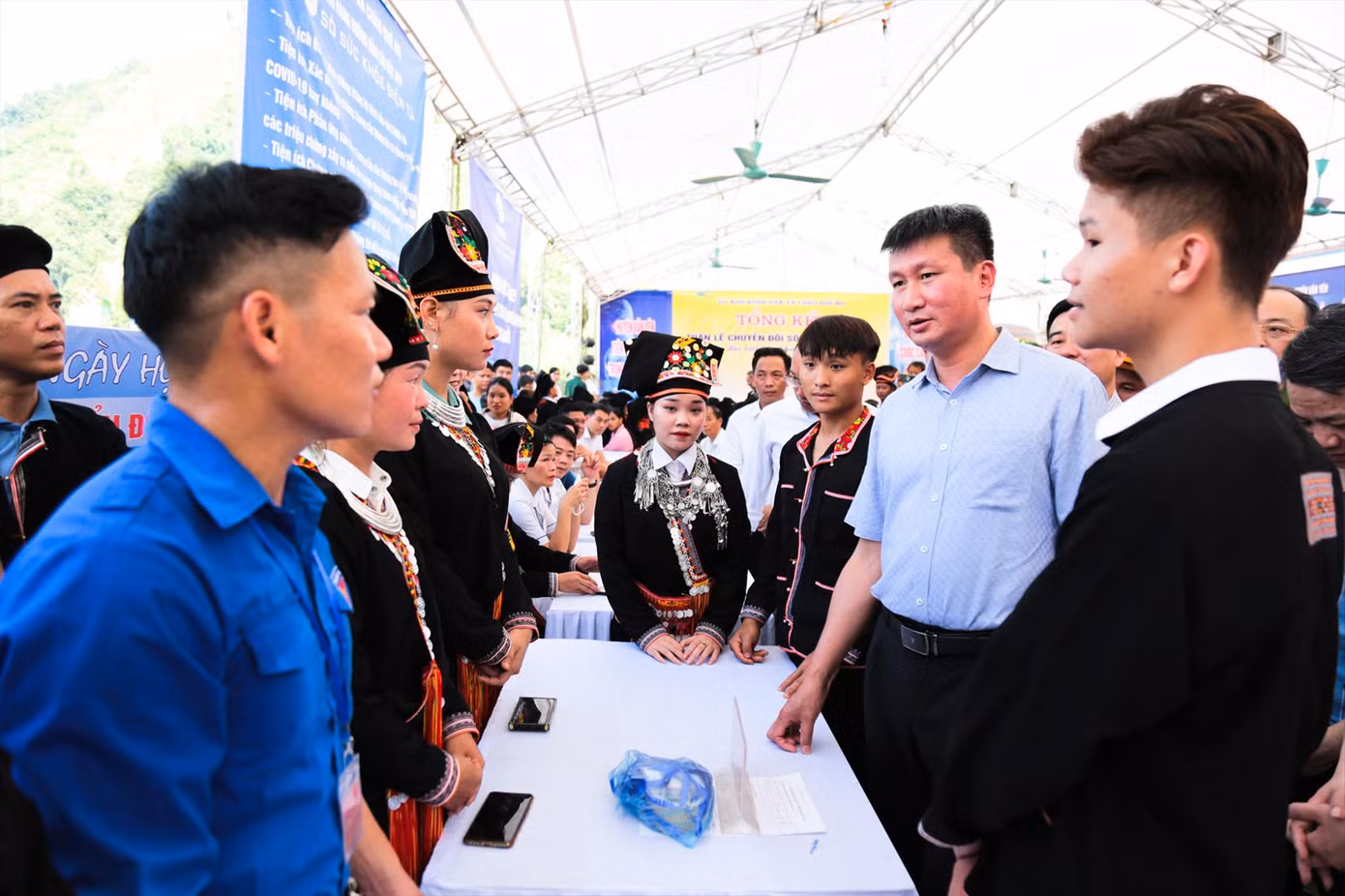 Chủ tịch UBND tỉnh Yên Bái Trần Huy Tuấn (thứ 2 phải sang) trao đổi với thanh niên người Dao thôn Khe Bành về chuyển đổi số. Ảnh: Nguyễn Hân