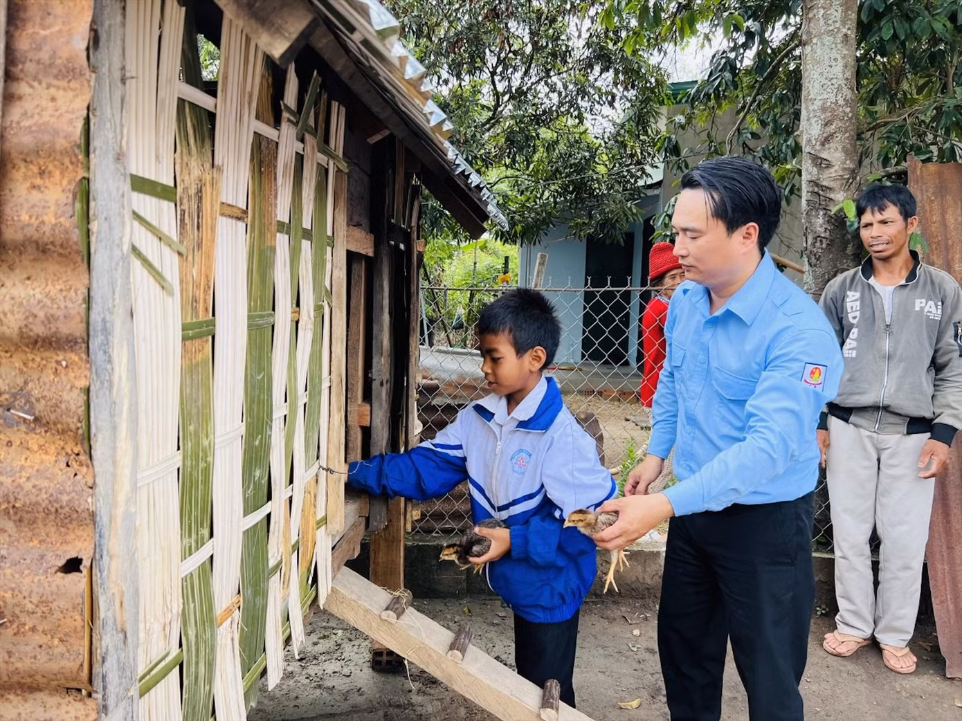 Anh Đỗ Duy Nam, Phó Bí thư Tỉnh Đoàn Gia Lai trao gà cho học sinh