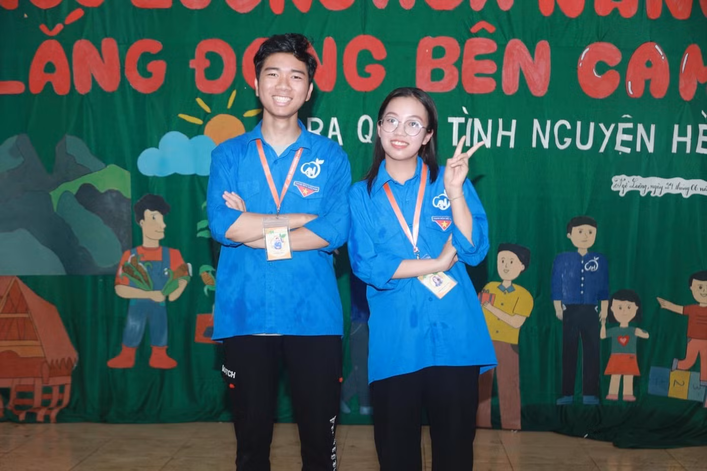 Đội trưởng Lê Thạc Huy, sinh viên Trường ĐH Thương mại, cùng Đội phó Kim Oanh trong Chiến dịch Mùa hè xanh 2023 tại xã Ngổ Luông (Hòa Bình)