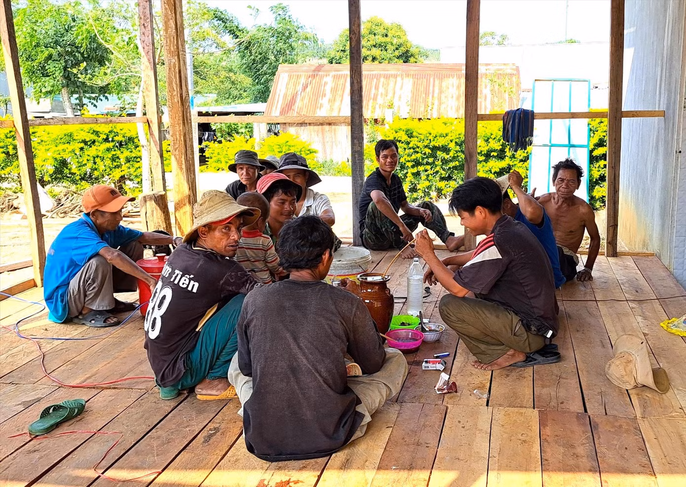 Rượu là thứ không thể thiếu khi những người đàn ông làng Kúc Côn ngồi với nhau