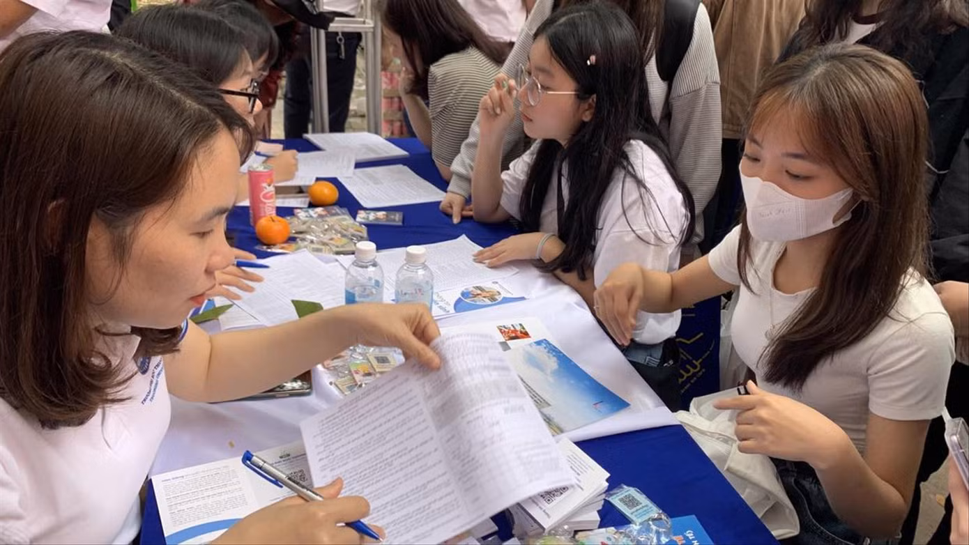 Thí sinh tìm hiểu thông tin tại Ngày hội tuyển sinh tháng 3 vừa qua. Ảnh: Nghiêm Huê