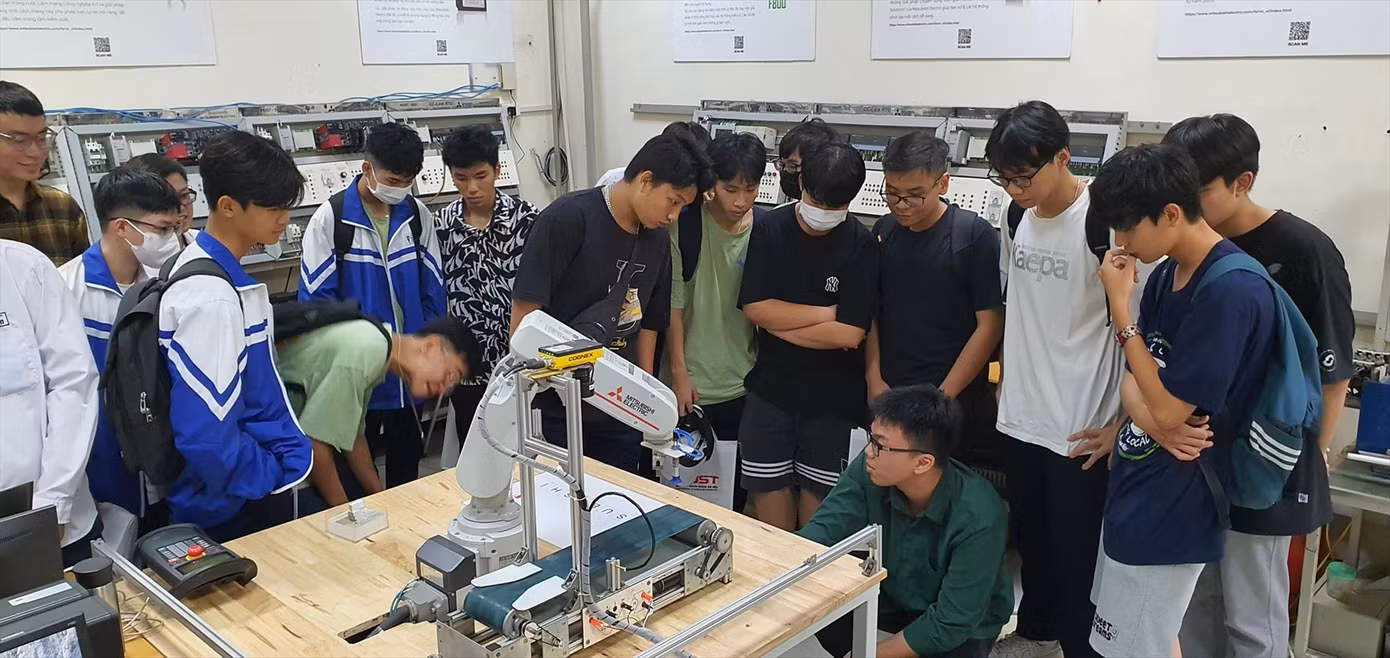 Làm quen với cánh tay robot tại Trường Điện - Điện tử Viễn thông, ĐH Bách khoa Hà Nội. Ảnh: BK