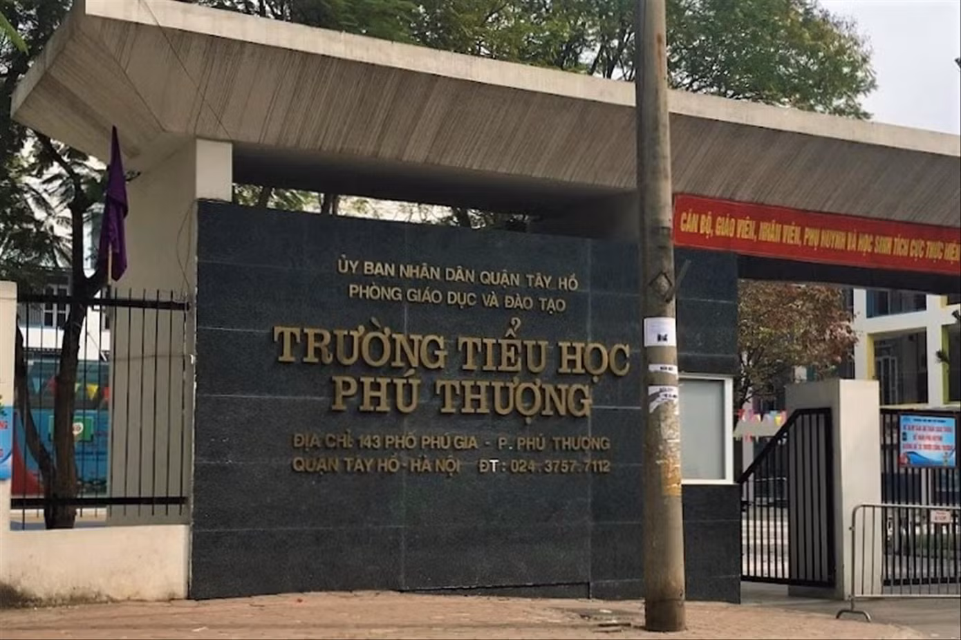 Trường tiểu học Phú Thượng (Tây Hồ, Hà Nội), nơi xảy ra vụ dàn dựng “xin học trái tuyến cho con” để cưỡng đoạt tài sản