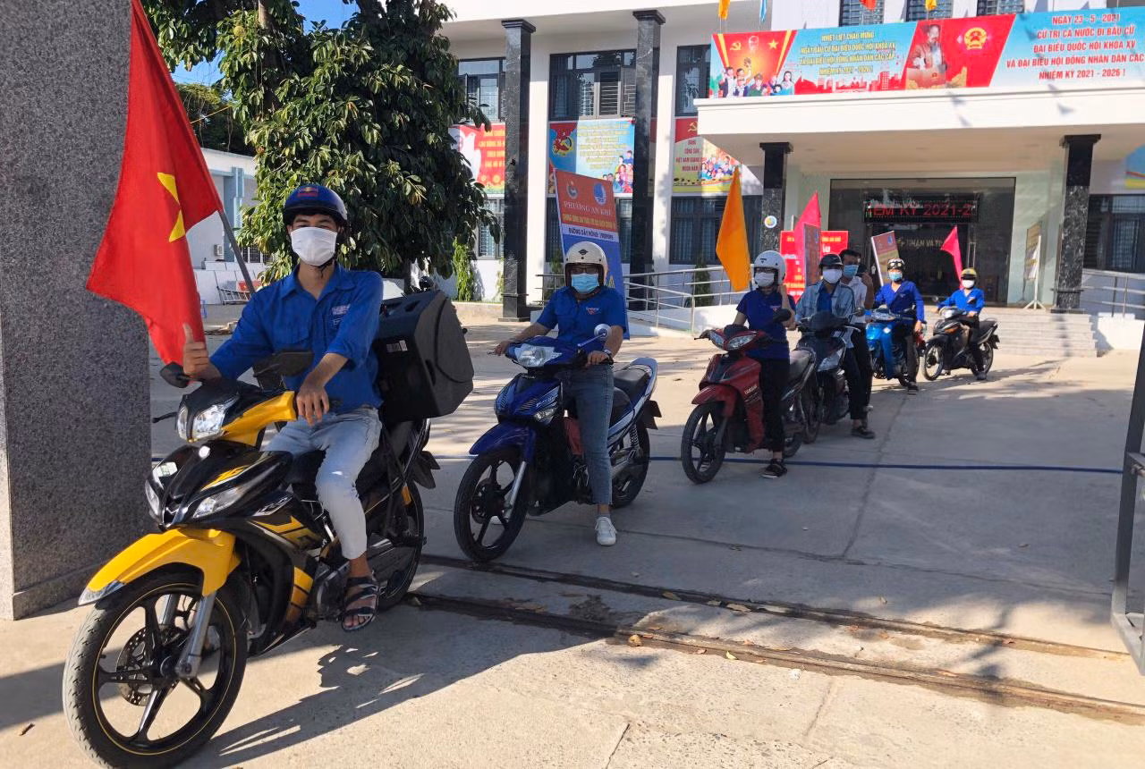 Trong chiều này, các đội hình "Tiếng loa thanh niên" của các Đoàn phường, Đoàn xã sẽ tiếp tục hoạt động để tuyên truyền và nhắc nhở người dân đi bầu cử.