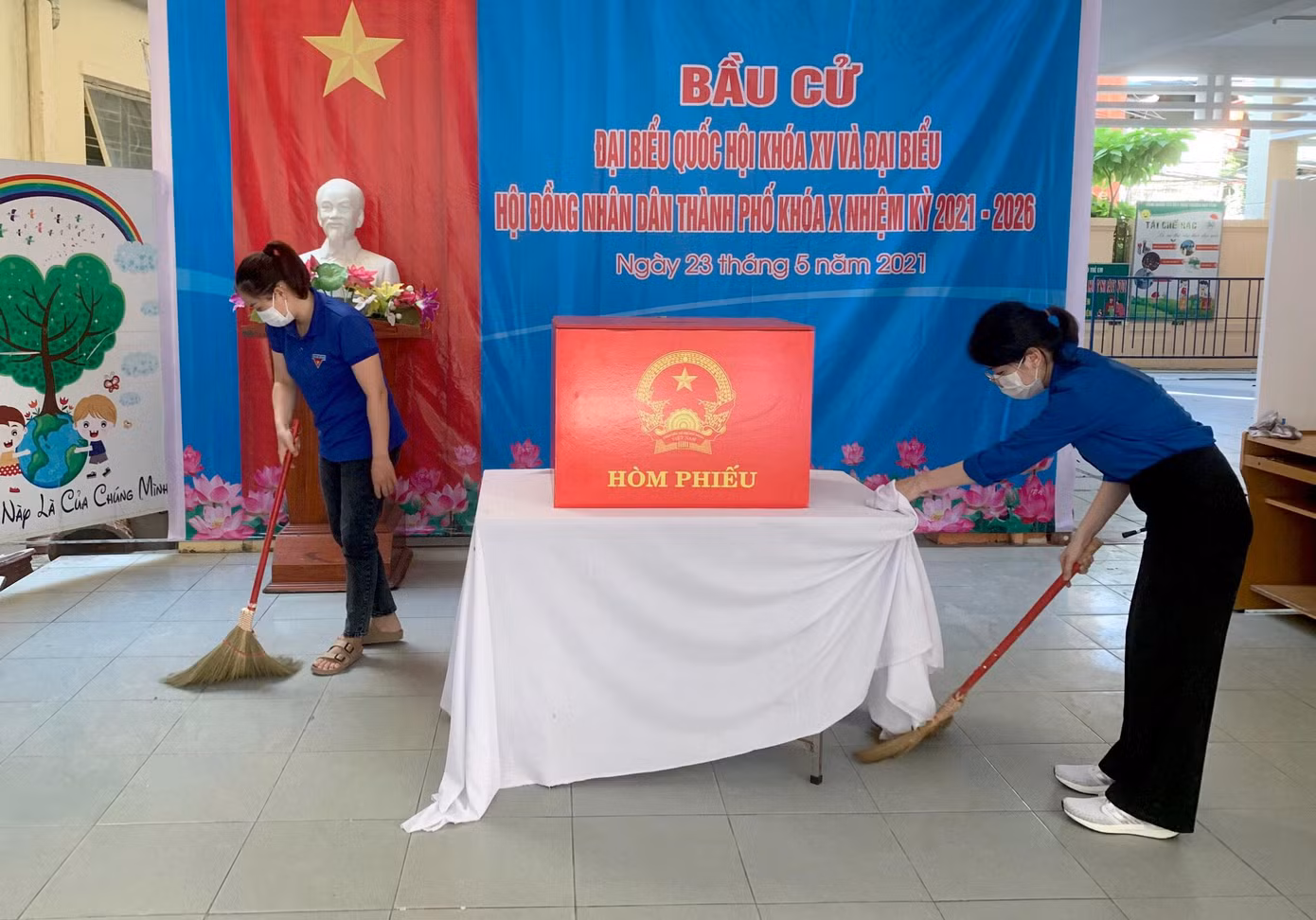 Tại phường An Khê (quận Thanh Khê), 9/9 điểm bầu cử đã được dọn vệ sinh sạch sẽ, hoàn thành các khâu chuẩn bị cuối cùng để sẵn sàng cho ngày bầu cử. Theo anh Đỗ Văn Thành, Bí thư Đoàn phường, trong ngày mai (23/5), lực lượng đoàn viên sẽ tiếp tục tham gia tình nguyện tại các điểm bầu cử, hỗ trợ người dân khai báo y tế, kiểm tra thân nhiệt...
