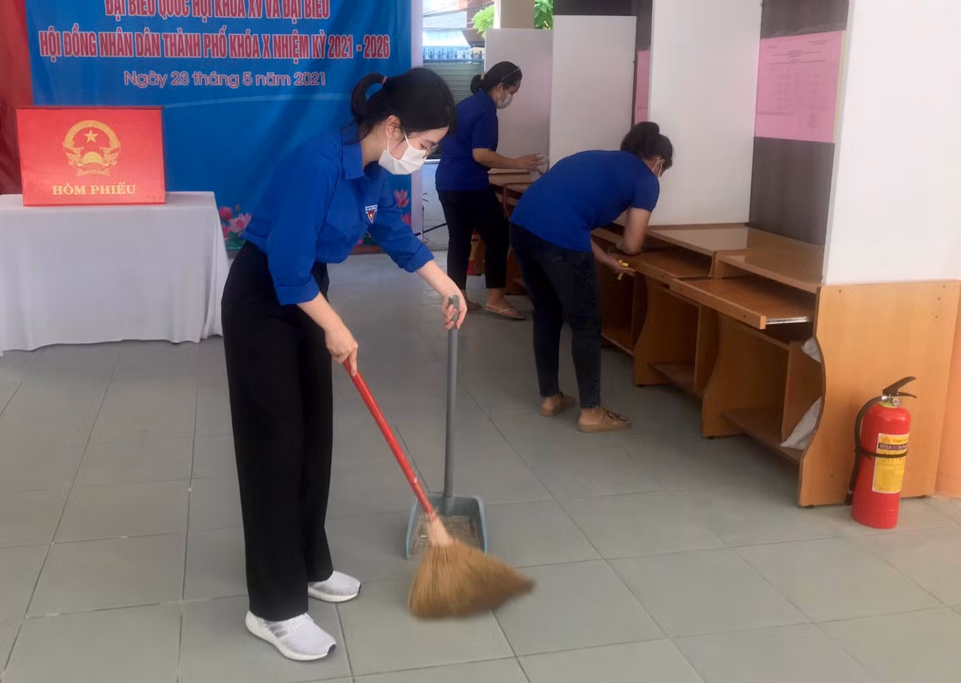 Từ sáng sớm, các bạn đoàn viên thanh niên của Quận Hải Châu đã tỏa ra các điểm bầu cử trên địa bàn để hỗ trợ các tổ bầu cử hoàn tất công việc trang trí, dọn vệ sinh, chuẩn bị phiếu bầu...