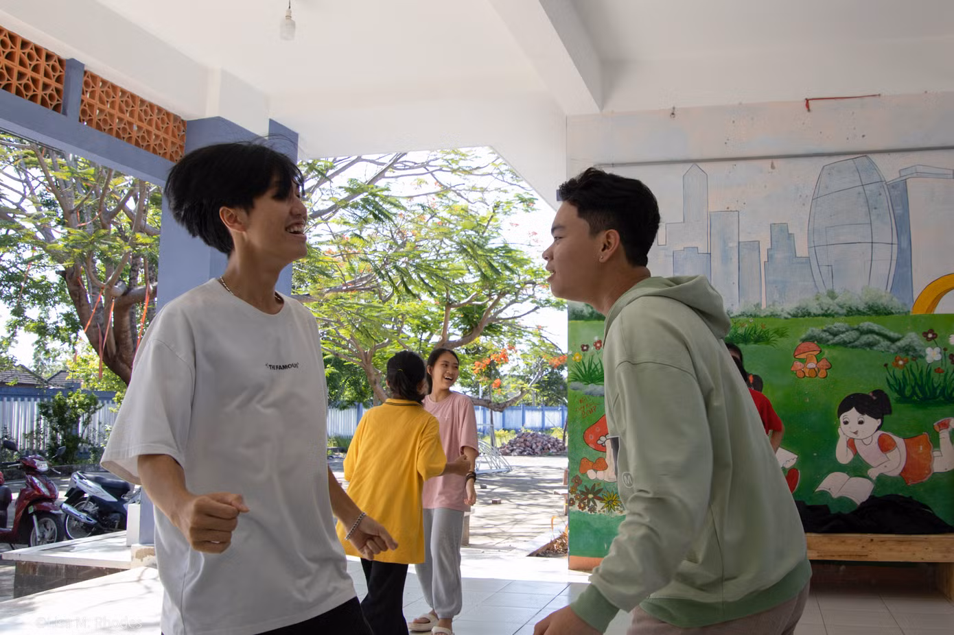 Để chuẩn bị cho chương trình, các diễn viên “nhí” không chuyên và các tình nguyện viên đã dành gần một tháng trời để tập luyện dưới sự chỉ đạo và hướng dẫn của đạo diễn Tony Lê Nguyễn (giảng dạy môn Kịch nghệ tại trường Caroline Chisholm College, Melbourne, Australia) – một tình nguyện viên chương trình giáo dục thiên nhiên GreenViet.