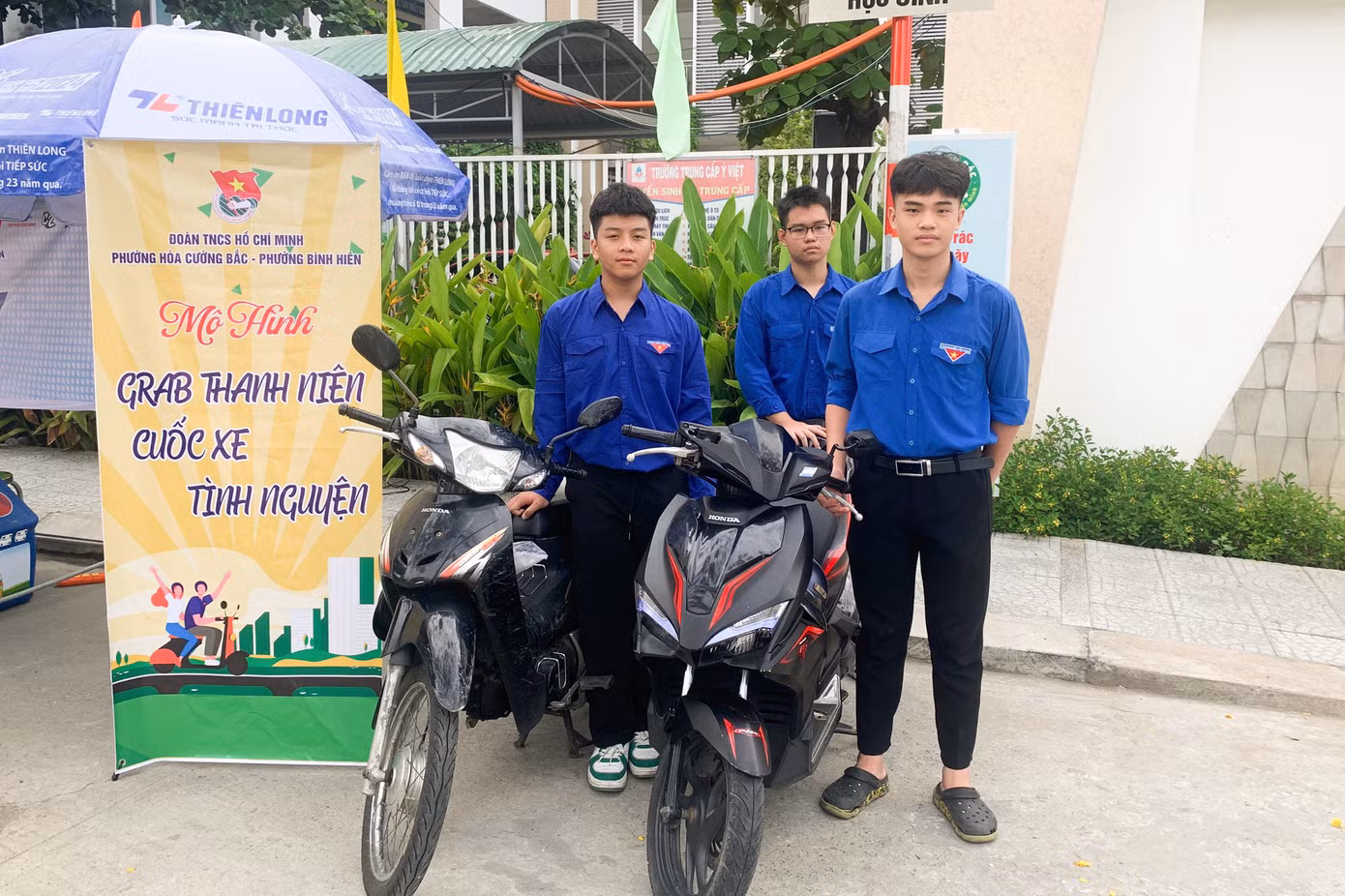 Theo anh Nguyễn Minh Hải - Bí thư Đoàn phường Bình Hiên, như mọi năm, có một vài trường hợp thí sinh quên giấy tờ hoặc gặp sự cố trên đường tới điểm thi. "Bởi vậy, năm nay, chúng tôi triển khai mô hình Grab thanh niên để giúp đỡ các thí sinh quên giấy tờ tùy thân, dụng cụ học tập. Các bạn tình nguyện sẽ hỗ trợ chở thí sinh về nhà lấy, hoặc xin số điện thoại và địa chỉ để về tận nhà lấy giúp", anh Hải nói.