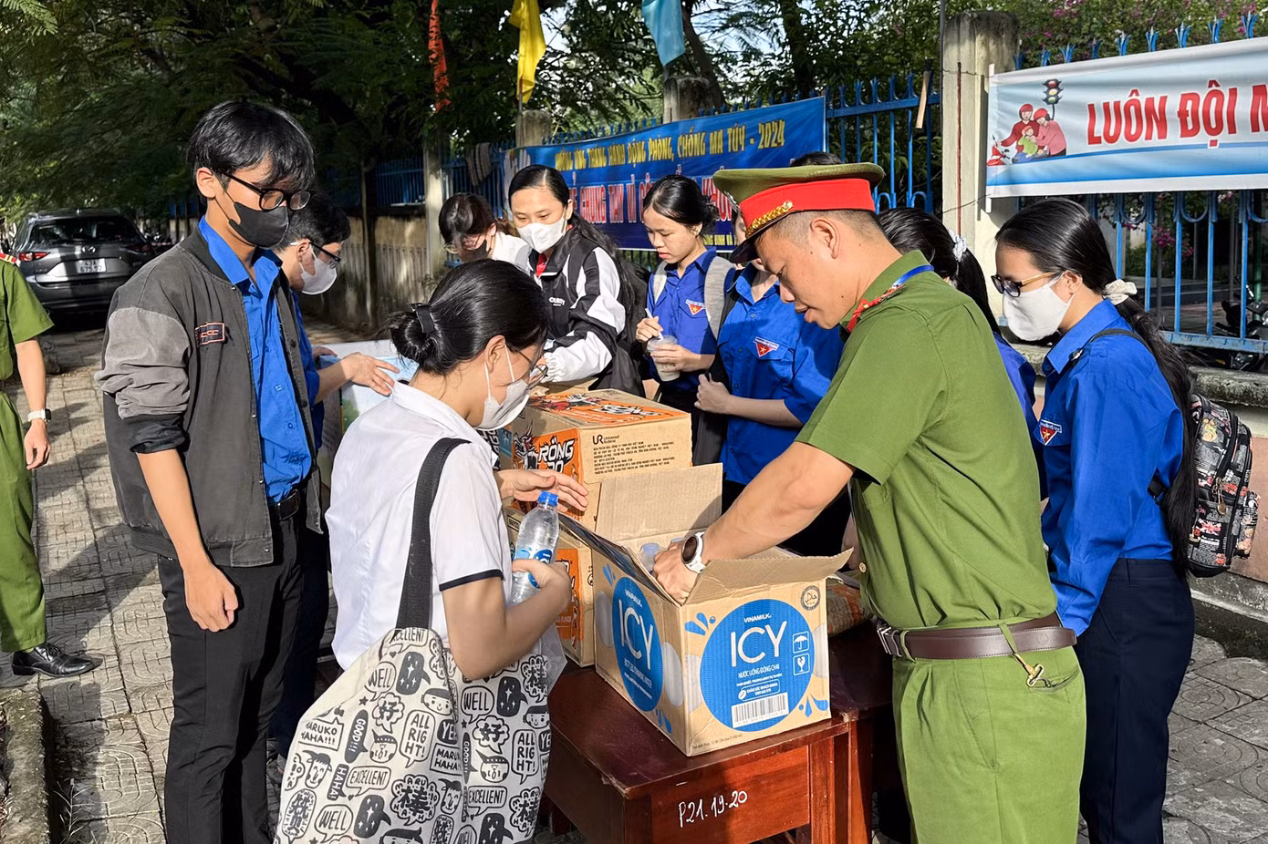 Trước đó, thông tin về đội hình và số điện thoại đường dây nóng đã được đăng tải trên fanpage của đơn vị và được chia sẻ rộng rãi trên mạng xã hội để phụ huynh và thí sinh biết. Đội tình nguyện viên gồm đoàn viên, thanh niên Công an quận, sử dụng phương tiện xe máy, thường trực tại 3 điểm thi trên địa bàn gồm: THPT Nguyễn Thượng Hiền, THPT Nguyễn Trãi và THPT Liên Chiểu.