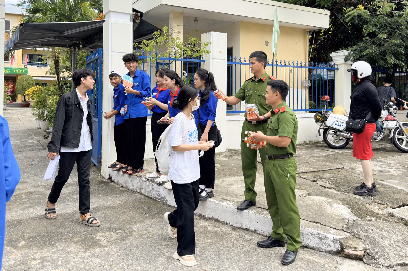 Năm nay, Đoàn cơ sở Công an Quận Liên Chiểu triển khai đội hình tình nguyện viên hỗ trợ đưa, đón các thí sinh có hoàn cảnh khó khăn, thí sinh khuyết tật, thí sinh gặp sự cố bất khả kháng có khả năng đến điểm thi trễ giờ.