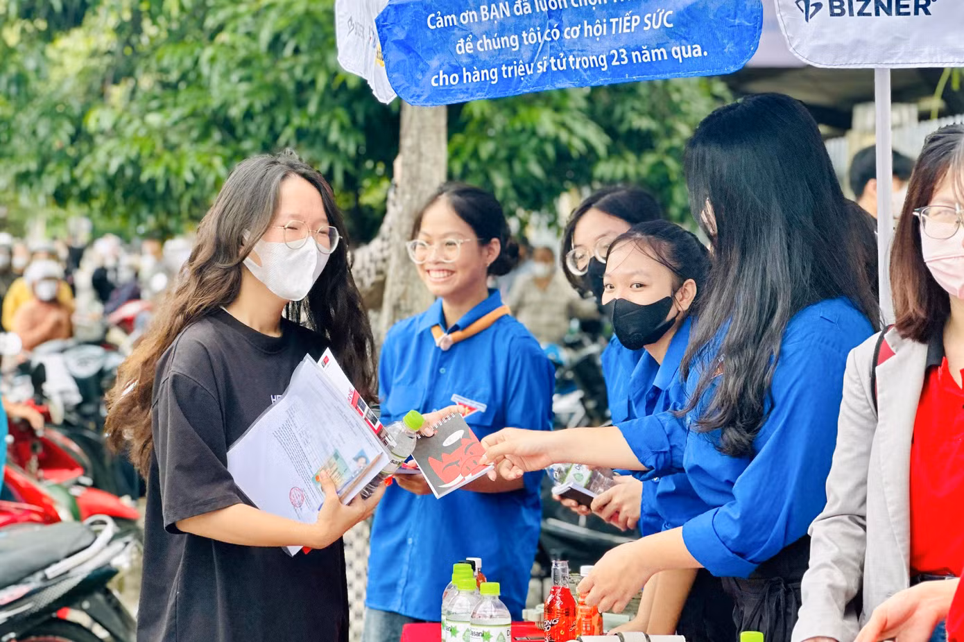 Bên cạnh đó, để hỗ trợ tối đa cho các sĩ tử và phụ huynh, các đội hình Tiếp sức mùa thi cũng triển khai nhiều mô hình, hoạt động thiết thực, dự phòng các trường hợp khẩn cấp cho học sinh.