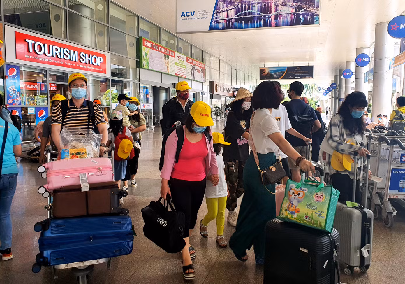 Đa phần du khách đi theo đoàn, đặt trọn gói dịch vụ lữ hành, ăn ở, vui chơi để tận hưởng kì nghỉ lễ. Nhiều người cũng tỏ ra "hụt hẫng" khi các sự kiện, hoạt động vui chơi giải trí dịp này đã bị hủy