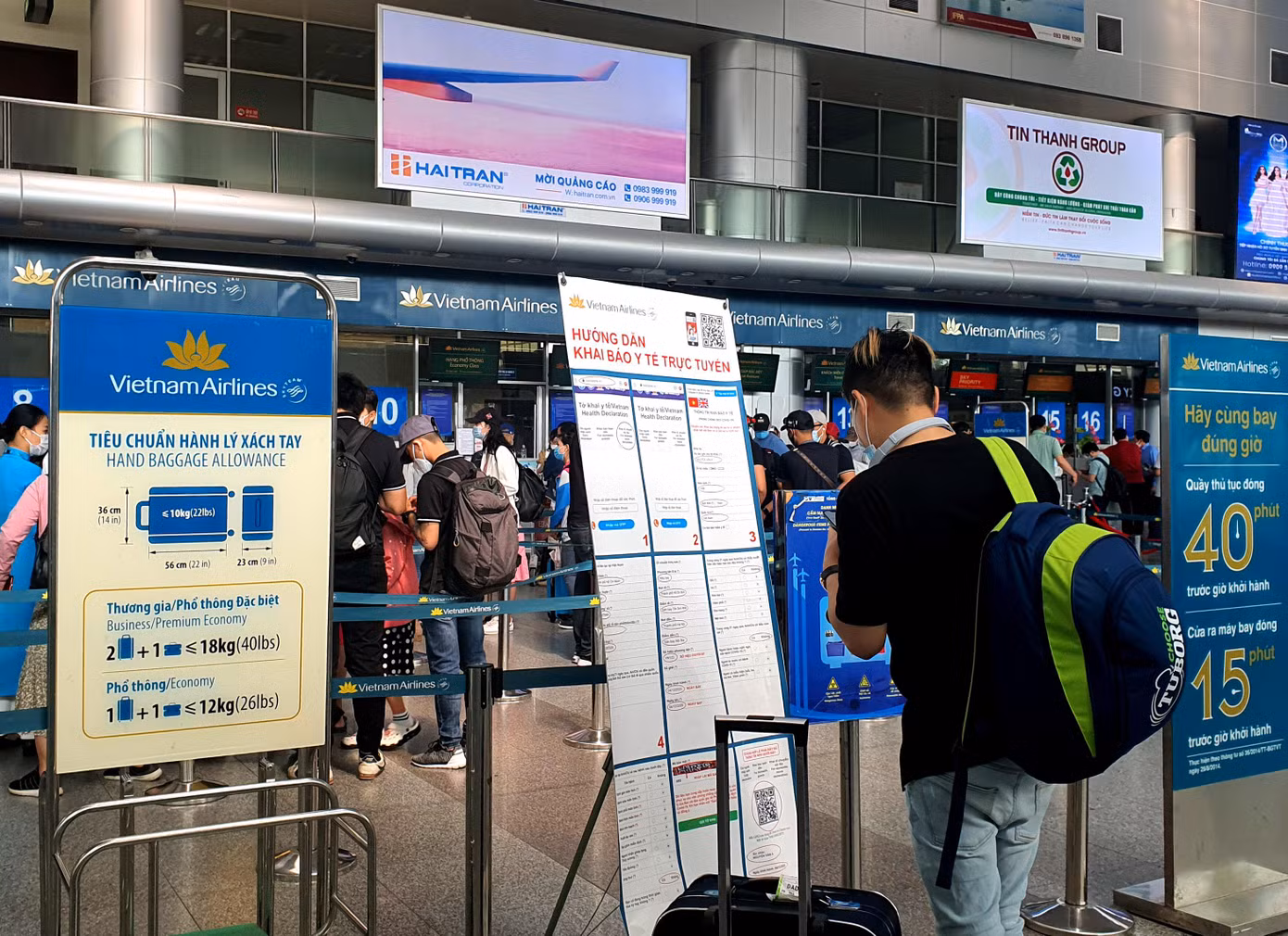 Khu vực ga đi cũng tấp nập hành khách, các nhân viên sân bay liên tục nhắc nhở và hướng dẫn người dân khai báo y tế trước khi vào khu vực phòng chờ