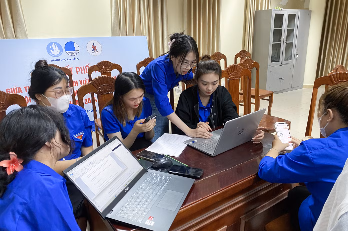 Các nhóm lên ý tưởng và thực hiện sản phẩm truyền thông cho một hoạt động tình nguyện