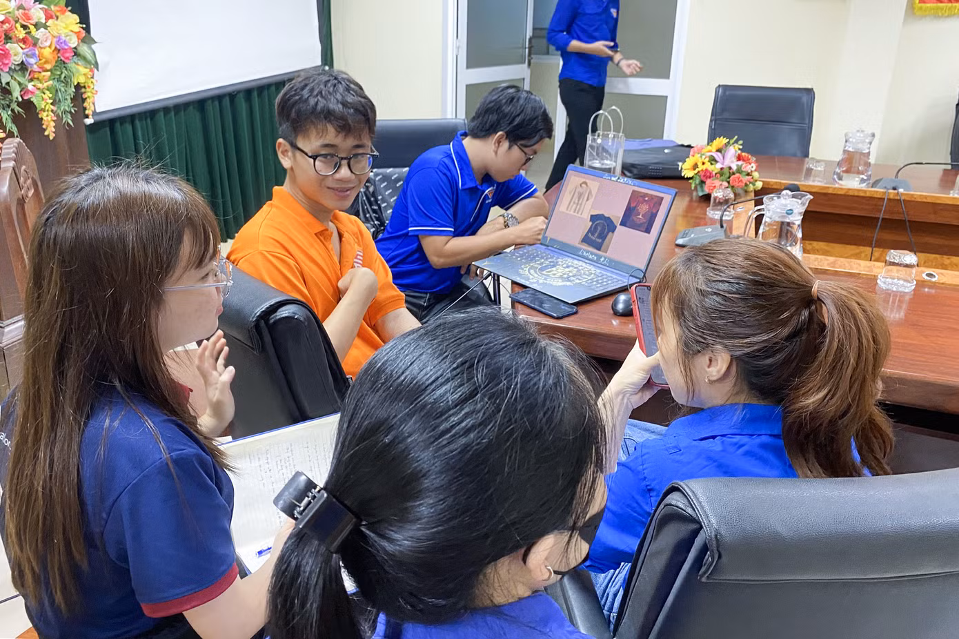 Các nhóm lên ý tưởng và thực hiện sản phẩm truyền thông cho một hoạt động tình nguyện