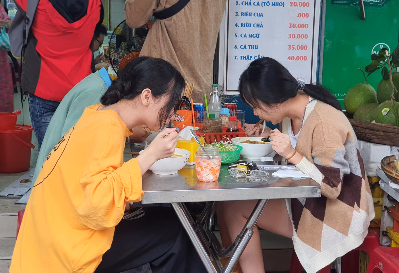 "Đa phần là khách quen, so với thời điểm trước dịch thì không đáng kể. Bình thường khoảng 6 - 7h sáng là quán đã đông khách, phục vụ không kịp. Dù vậy nhưng được mở bán trở lại là tui vui rồi, có kinh doanh mới có tiền để lo các chi phí khác chứ đóng cửa mãi chắc không trụ nổi", bà Lan nói.