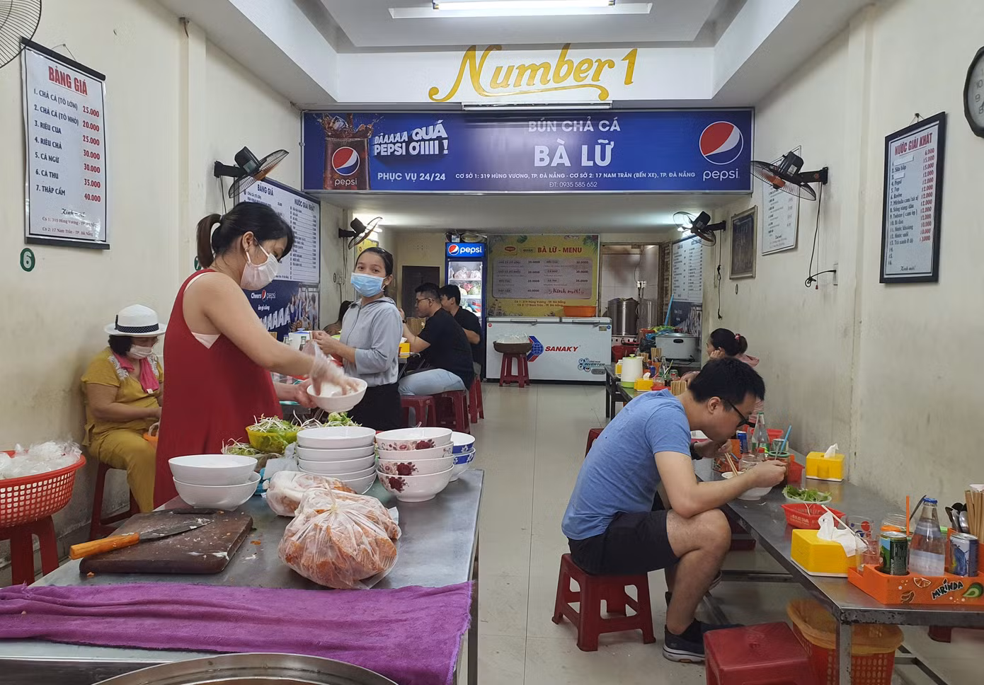 Các quán ăn trên đường Hùng Vương, Đống Đa, Ngô Gia Tự, Nguyễn Chí Thanh... cũng khá vắng vẻ. Mỗi quán chỉ khoảng 5 - 7 thực khách trong cùng một thời điểm. Khách hàng cũng chủ động ngồi giãn cách để đảm bảo an toàn.