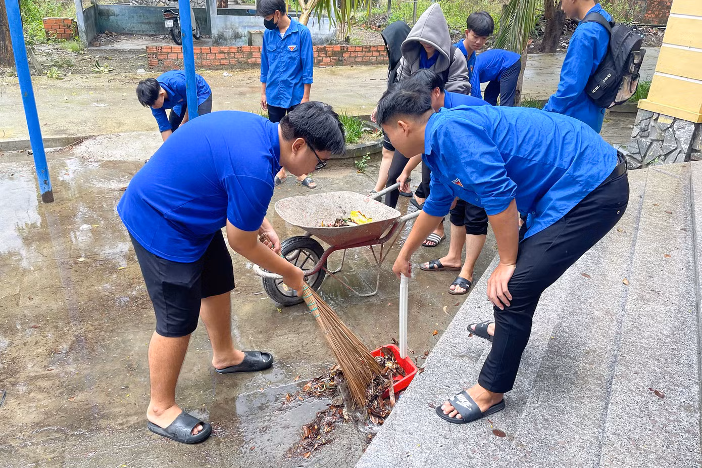 Theo anh Huỳnh Thanh Bình - Bí thư Quận Đoàn Liên Chiểu, vì địa bàn tập trung nhiều trường ĐH, CĐ, đa phần các bạn sinh viên sống trong các khu nhà trọ ở các vùng thấp, trũng, không kiên cố nên các tình nguyện viên đã tích cực chuẩn bị các điểm tránh trú bão an toàn.