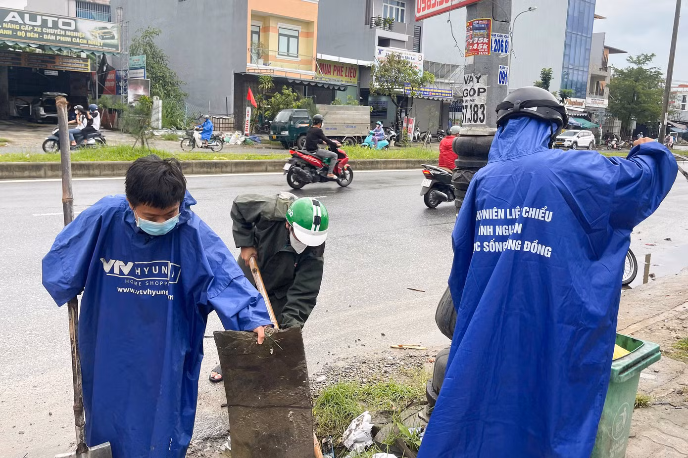 Liên Chiểu là địa bàn có nhiều điểm ngập sâu khi mùa mưa bão đến với nhiều "điểm nóng" như: Tuyến đường Mẹ Suốt, khu vực núi Thanh Vinh, đường Hoàng Văn Thái... Bởi vậy, công tác khơi thông cống rãnh, miệng hố thu được chú trọng. Dù ngày 26/10, trời mưa lớn nhưng lực lượng đoàn viên thanh niên vẫn tích cực có mặt tại các "điểm nóng" để hỗ trợ.