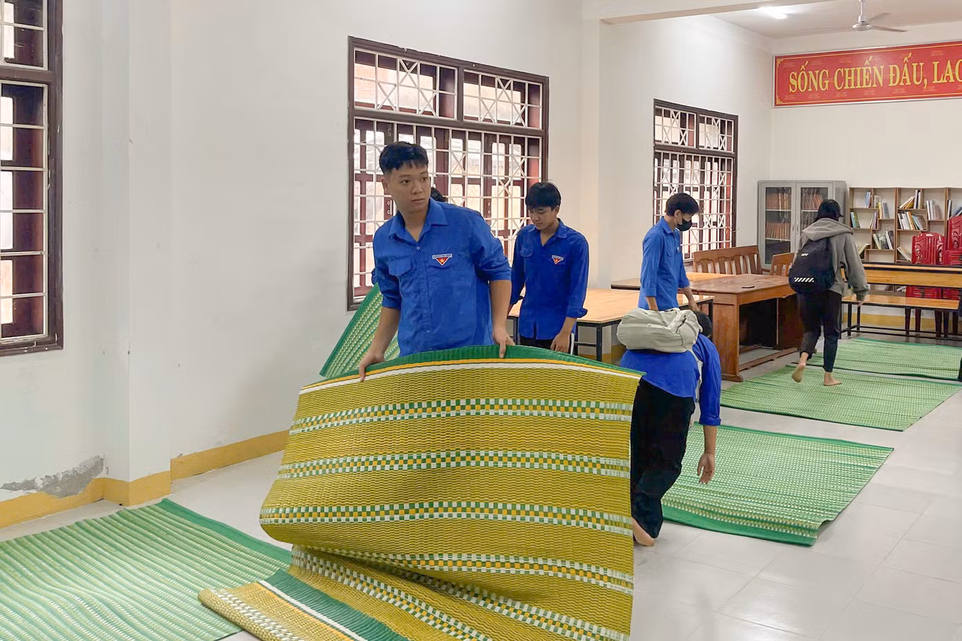Theo anh Huỳnh Thanh Bình - Bí thư Quận Đoàn Liên Chiểu, vì địa bàn tập trung nhiều trường ĐH, CĐ, đa phần các bạn sinh viên sống trong các khu nhà trọ ở các vùng thấp, trũng, không kiên cố nên các tình nguyện viên đã tích cực chuẩn bị các điểm tránh trú bão an toàn.