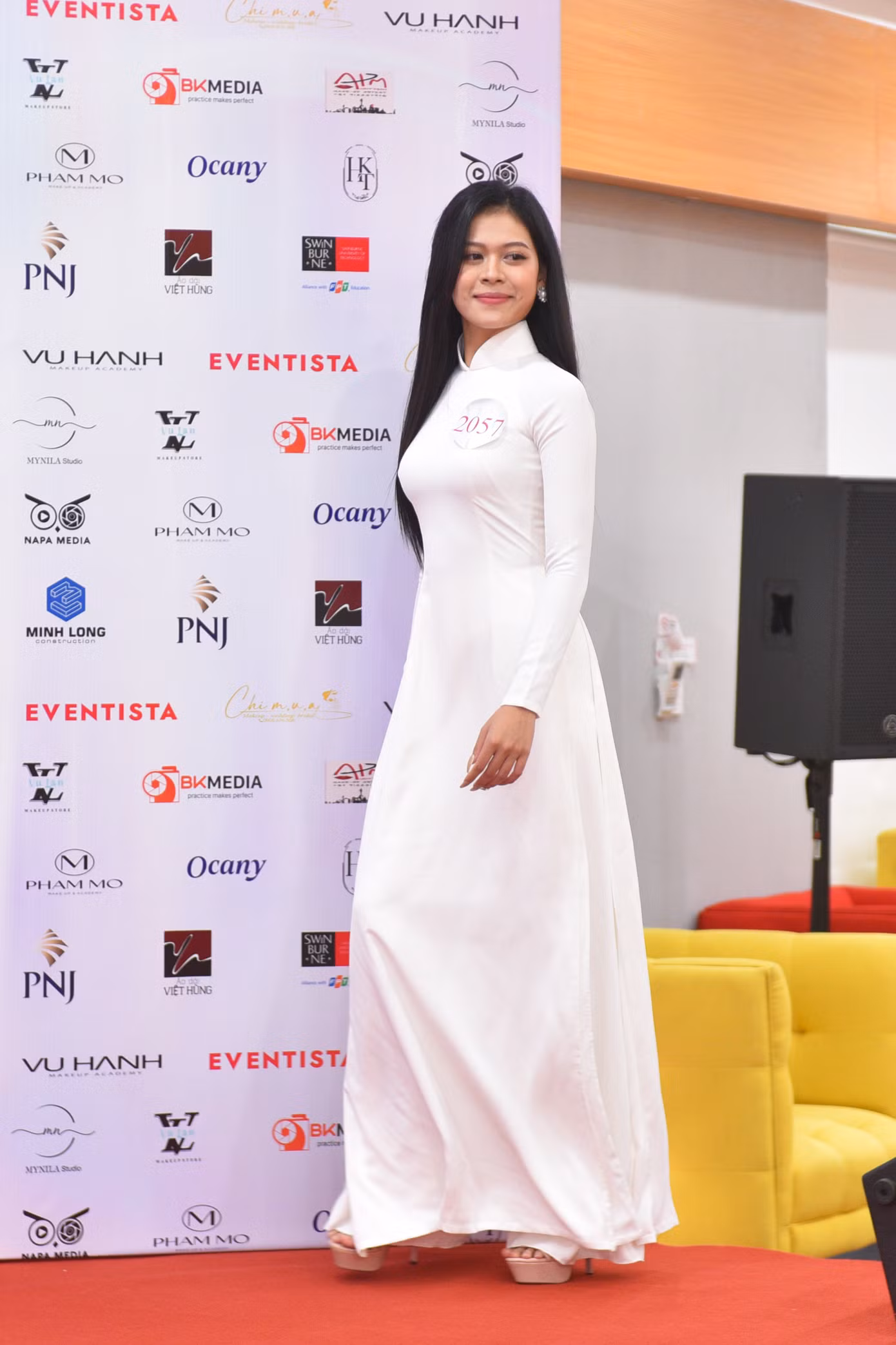 Có những thí sinh trình diễn tự tin, chuyên nghiệp. Nhưng cũng có nhiều thí sinh lần đầu catwalk trên đôi giày cao gót.