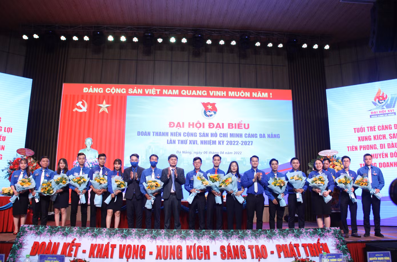 Anh Nguyễn Tường Lâm, Bí thư TƯ Đoàn, ông Trần Lê Tuấn, Tổng Giám đốc Cảng Đà Nẵng, anh Nguyễn Mạnh Dũng, Bí thư Thành Đoàn Đà Nẵng tặng hoa cho Ban chấp hành Đoàn Thanh niên Cảng Đà Nẵng khóa XVI