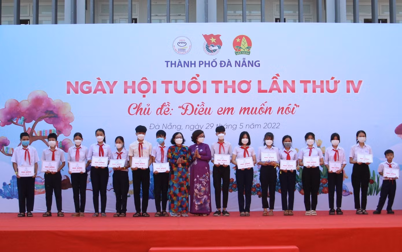 100 suất học bổng (mỗi suất trị giá 1 triệu đồng) được trao tặng cho các em học sinh có hoàn cảnh đặc biệt ở Đà Nẵng. Ảnh: Giang Thanh