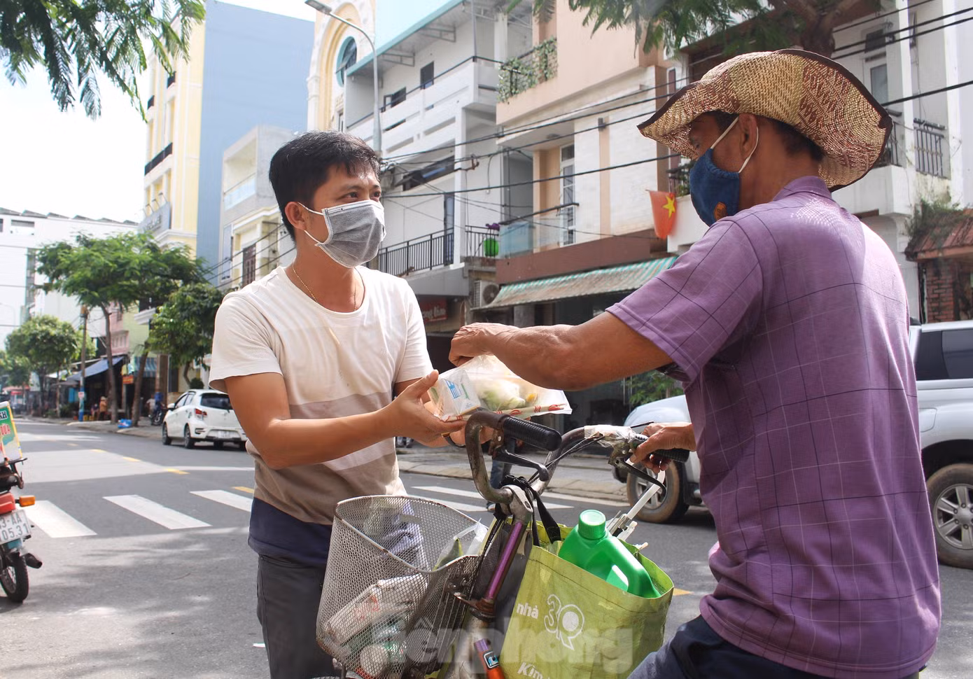 Với những người khuyết tật, người già, người đi lại khó khăn... không tiện vào xếp hàng, các thầy cô sẽ mang từng suất ăn trưa đến trao tận tay. Trong sáng qua, ngoài các phần ăn trưa, các thầy cô cũng hỗ trợ thêm 50 ngàn đồng tiền mặt cho các hoàn cảnh đặc biệt khó khăn, người khuyết tật... Với những người khuyết tật, người già, người đi lại khó khăn... không tiện vào xếp hàng, các thầy cô sẽ mang từng suất ăn trưa đến trao tận tay. Trong sáng qua, ngoài các phần ăn trưa, các thầy cô cũng hỗ trợ thêm 50 ngàn đồng tiền mặt cho các hoàn cảnh đặc biệt khó khăn, người khuyết tật...