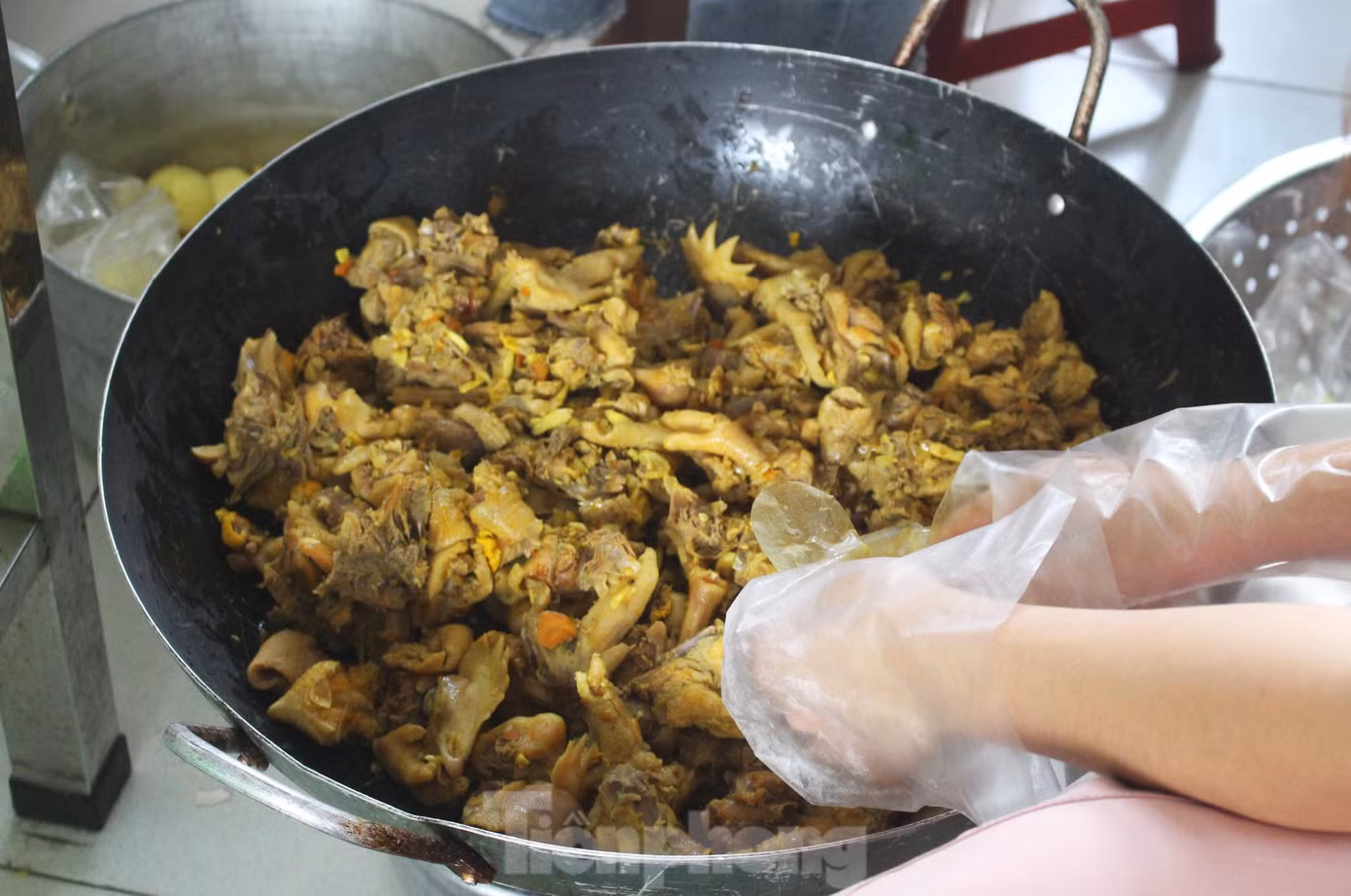 Mỗi đợt, "Bếp ăn 0 đồng" chuẩn bị khoảng 200 đến 250 suất ăn trưa, gồm một phần bún (hoặc mì Quảng, bánh hỏi...) và một hộp sữa để phát cho những người nghèo, người bán vé số, lái xe công nghệ... có hoàn cảnh khó khăn. Kinh phí chuẩn bị cho mỗi đợt là khoảng 5 triệu đồng. Mỗi đợt, "Bếp ăn 0 đồng" chuẩn bị khoảng 200 đến 250 suất ăn trưa, gồm một phần bún (hoặc mì Quảng, bánh hỏi...) và một hộp sữa để phát cho những người nghèo, người bán vé số, lái xe công nghệ... có hoàn cảnh khó khăn. Kinh phí chuẩn bị cho mỗi đợt là khoảng 5 triệu đồng.
