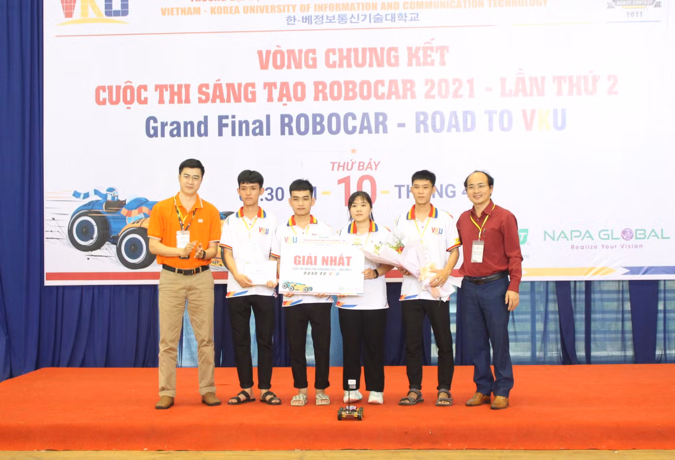 Xuất sắc vượt qua 130 đội thi đến từ các trường ĐH, CĐ trên địa bàn, đội Bees giành quán quân Cuộc thi sáng tạo RoboCar mùa thứ 2. Ảnh: G.T Xuất sắc vượt qua 130 đội thi đến từ các trường ĐH, CĐ trên địa bàn, đội Bees giành quán quân Cuộc thi sáng tạo RoboCar mùa thứ 2. Ảnh: G.T