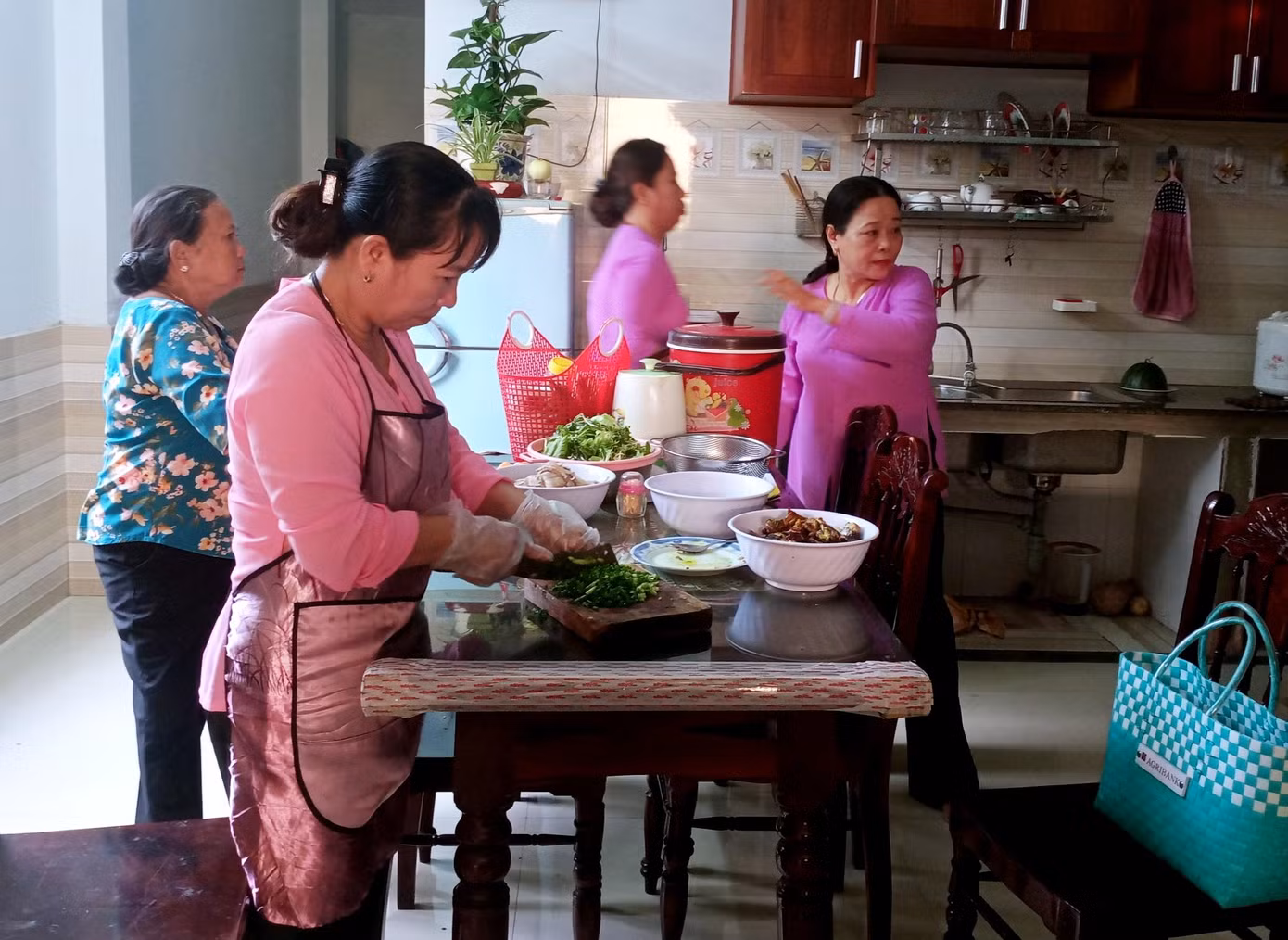 Cứ mỗi buổi chiều, các chị em phụ nữ ở xã Hòa Tiến lại tập trung để đi chợ và nấu cơm cho các chiến sĩ của các tổ lưu động làm căn cước công dân. Ảnh: NVCC