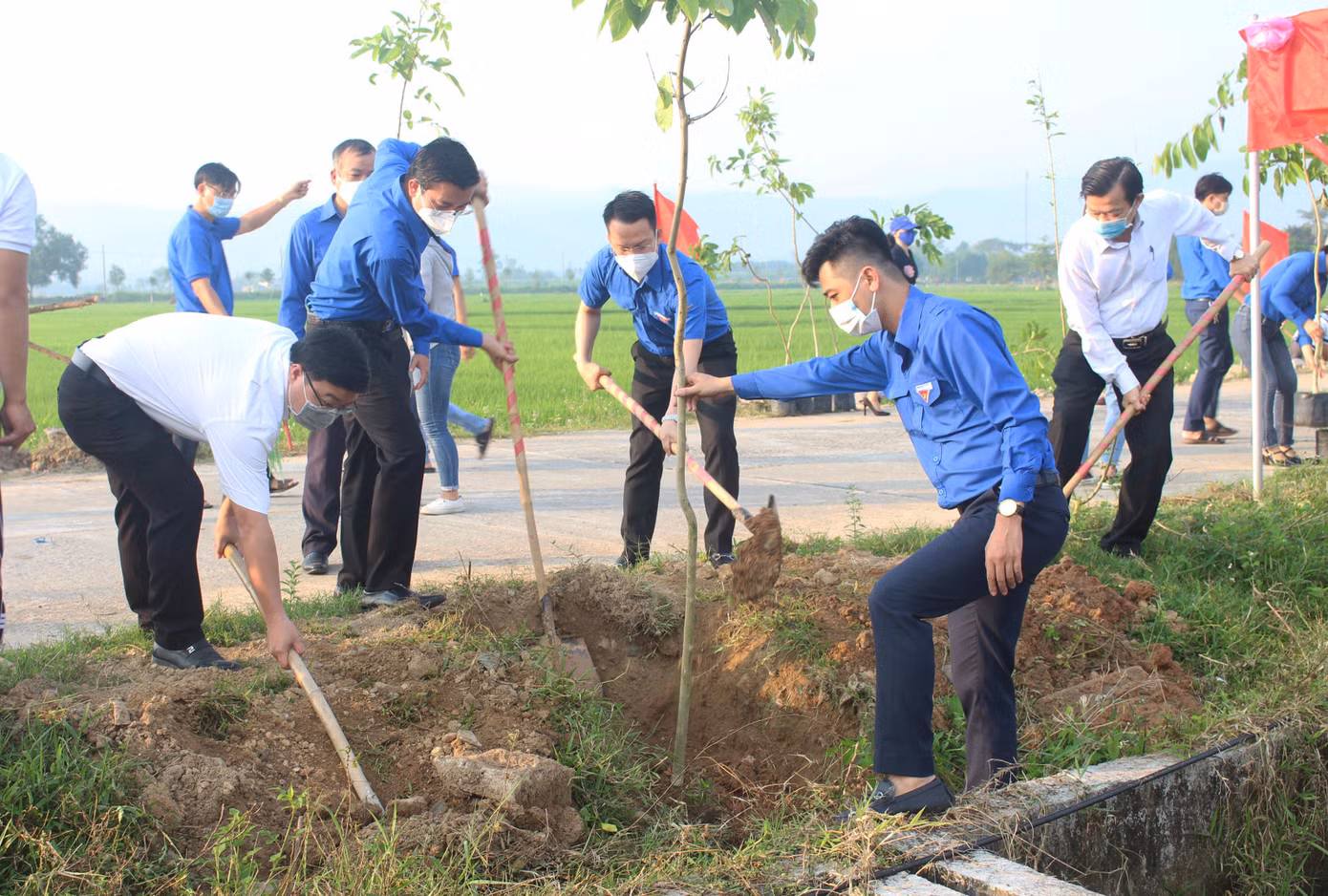 Tại lễ ra quân và hưởng ứng Tết Trồng cây, Thành Đoàn Đà Nẵng trồng mới 620 cây xanh trên địa bàn xã Hòa Phong và xã Hòa Nhơn (huyện Hòa Vang)