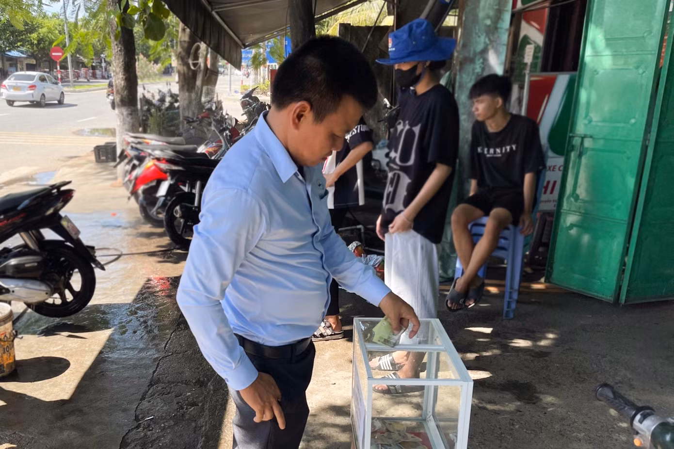 Không chỉ rửa xe để ủng hộ các tình nguyện viên, nhiều người dân, đoàn viên thanh niên, công chức, viên chức... cũng đóng góp một phần nhỏ chi phí để gây quỹ tiếp sức trò khó đến trường.