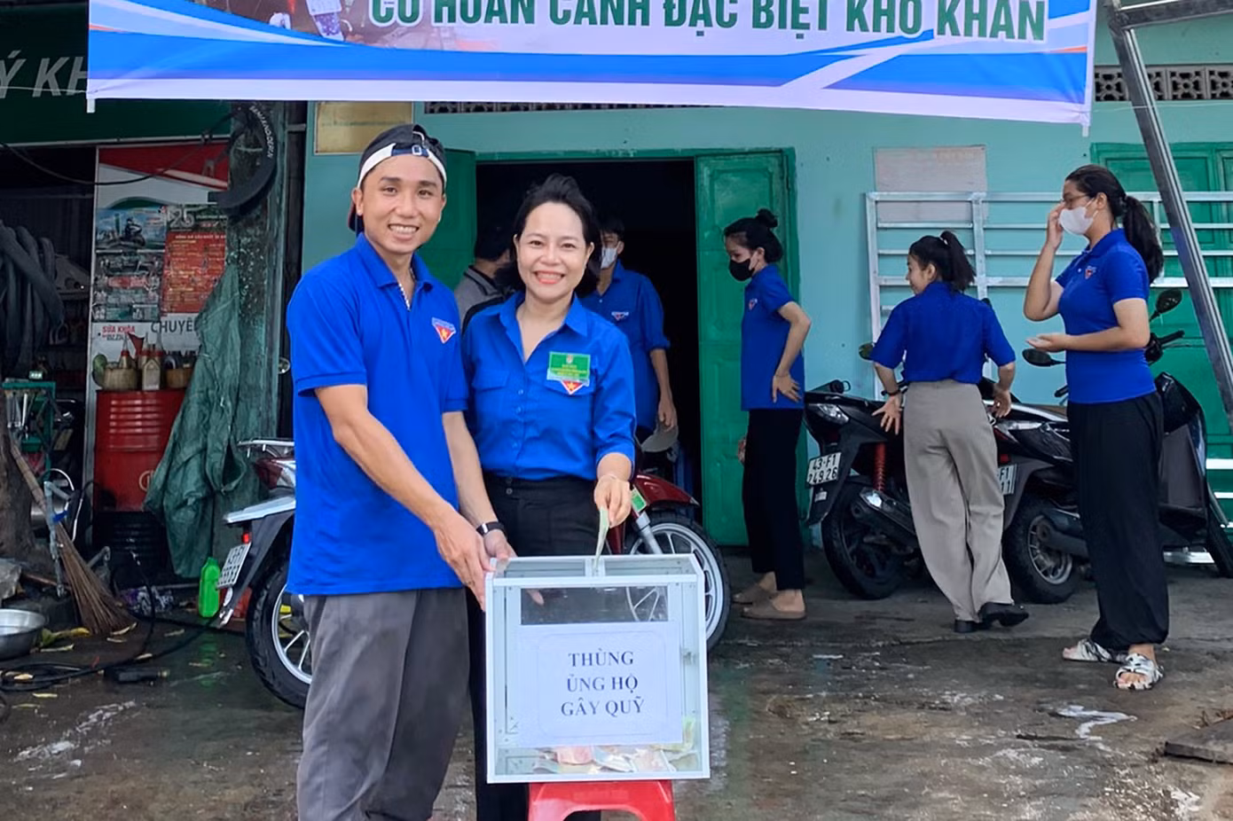 Không chỉ rửa xe để ủng hộ các tình nguyện viên, nhiều người dân, đoàn viên thanh niên, công chức, viên chức... cũng đóng góp một phần nhỏ chi phí để gây quỹ tiếp sức trò khó đến trường.