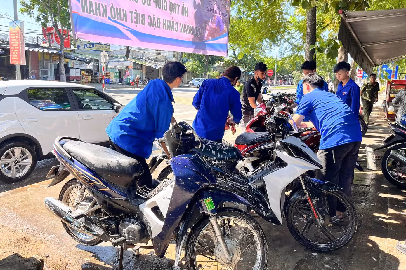Đi ngang qua khu vực rửa xe, thấy việc làm ý nghĩa, bà Huỳnh Thị Phương (55 tuổi, phường Hòa Hiệp Bắc) dừng lại để ủng hộ. "Tôi thấy hoạt động này rất hay và thiết thực, rửa một chiếc xe máy có thể góp chút sức để hỗ trợ các cháu học sinh khó khăn, số tiền rửa xe không lớn, bất kỳ ai cũng có thể cùng tham gia được", bà nói.